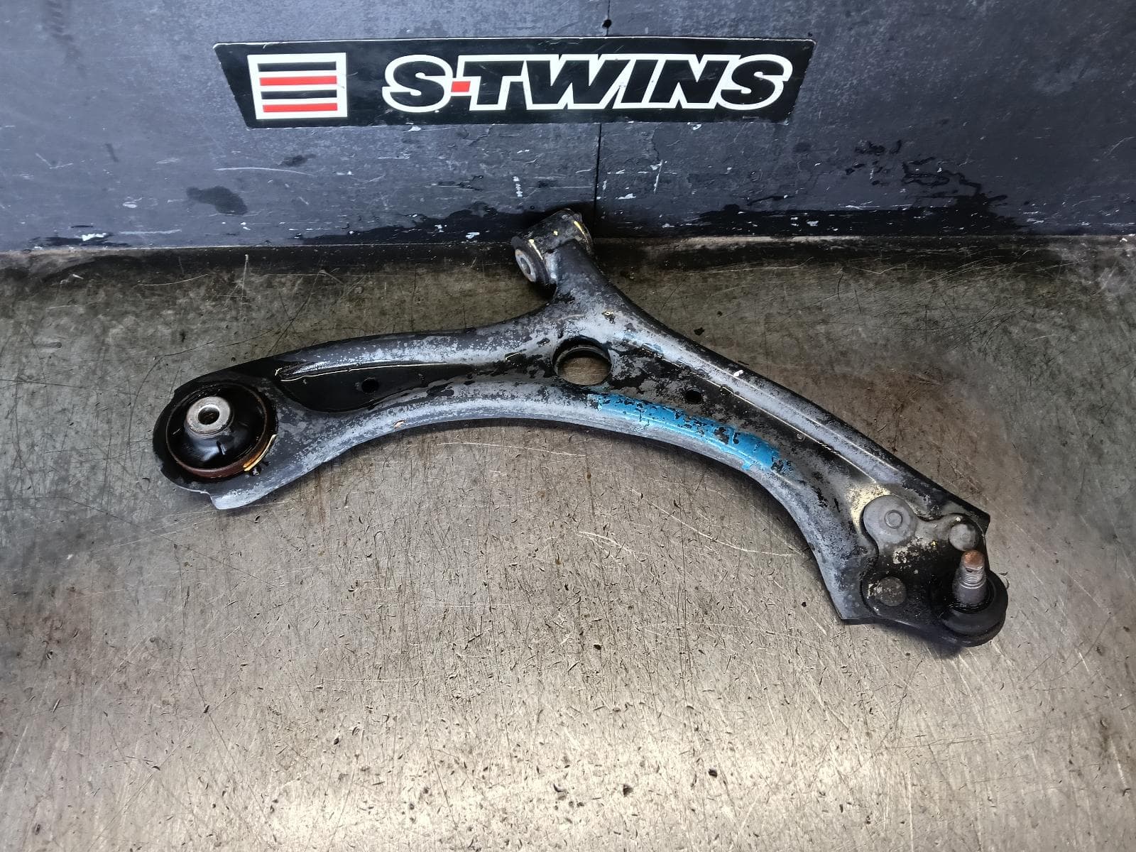 Used auto part listing image: 2015 HONDA HRV RIGHT FRONT LOWER CONTROL ARM RU, 12/14-10/21 0000424955