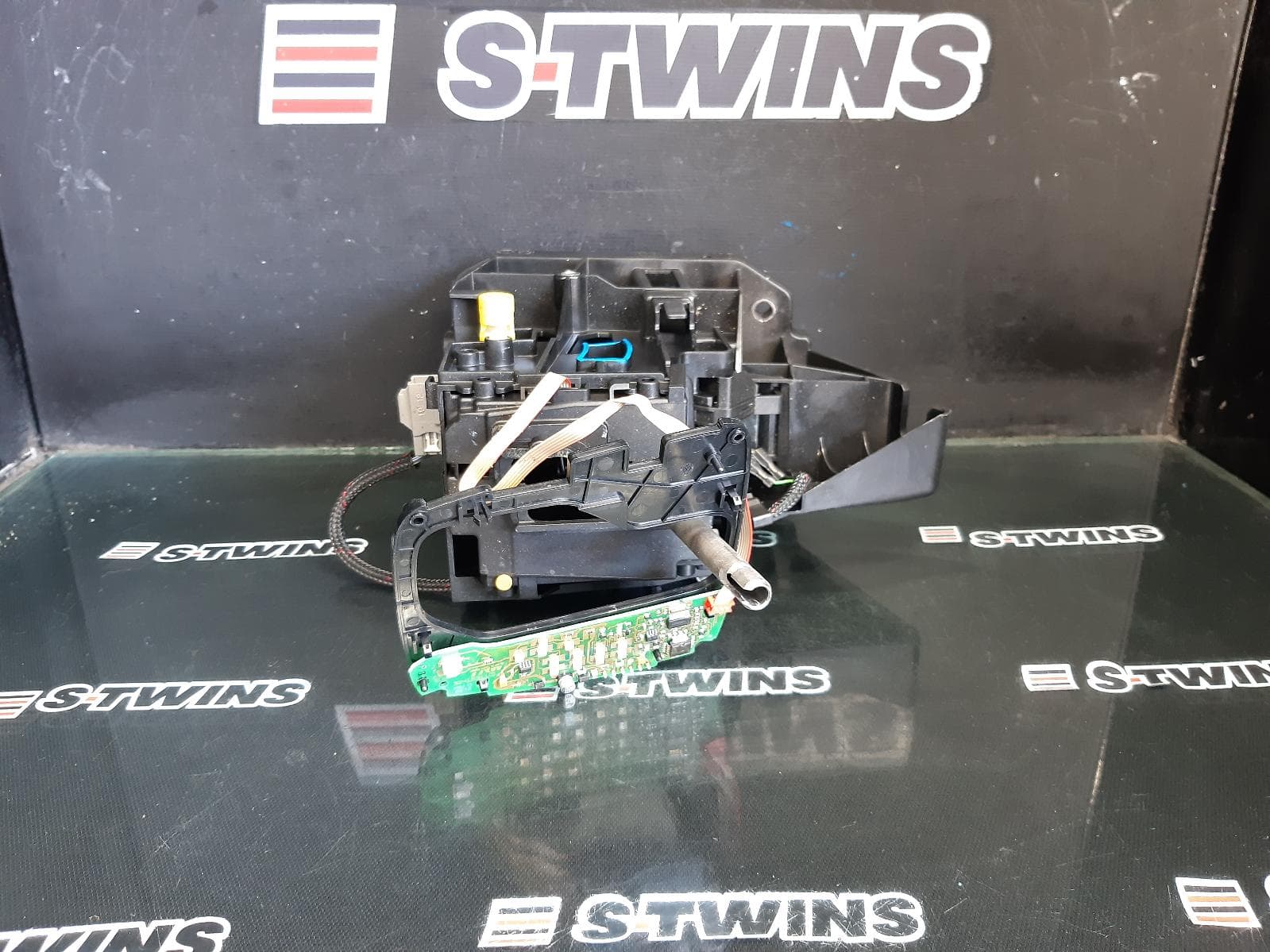 Used auto part listing image: 2012 VOLVO XC90 GEAR STICK SHIFTER 07/03-12/14 0000359181