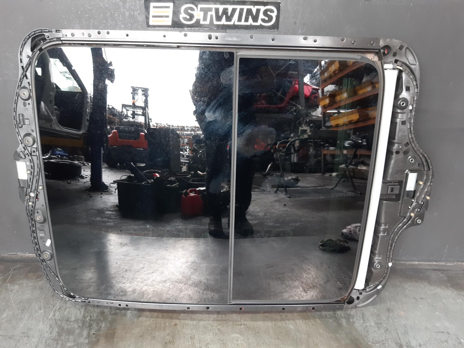 Used auto part listing image: 2013 AUDI Q3 ROOF GLASS SUNROOF T DUAL GLASS SUNROOF, 8U, 03/12-12/18 0000333524