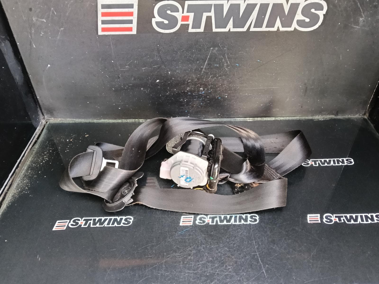 Used auto part listing image: 2016 VOLKSWAGEN TIGUAN SEAT BELT STALK RH FRONT, SEAT BELT ONLY, 5NA, 06/16-02/24 0000400475