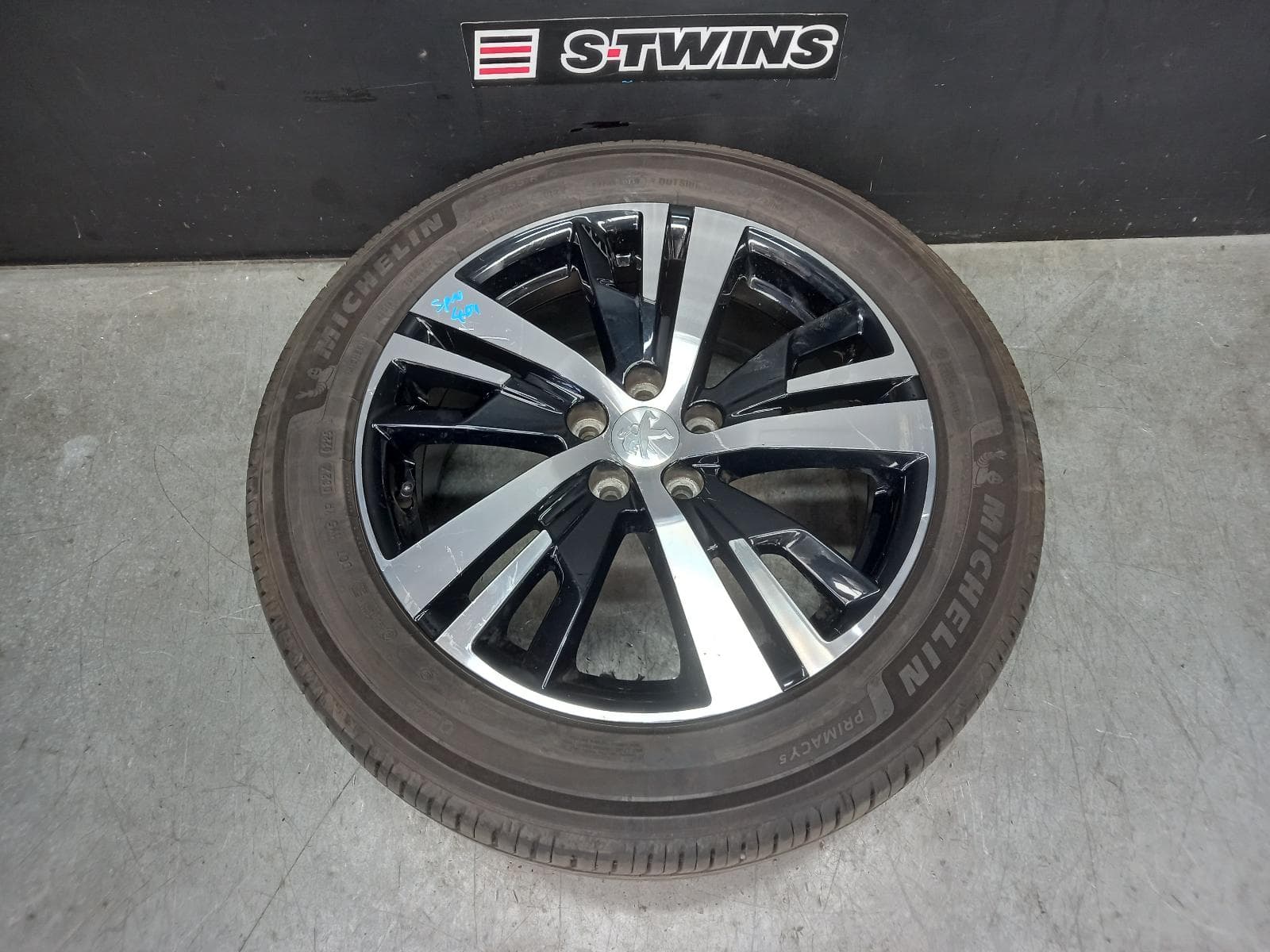 Used auto part listing image: 2023 PEUGEOT 3008 WHEEL MAG FACTORY, 18X7.5IN, 5 V SPOKE, SILVER/BLACK, DETROIT TYPE, P84, 10/16-12/23 0000381187