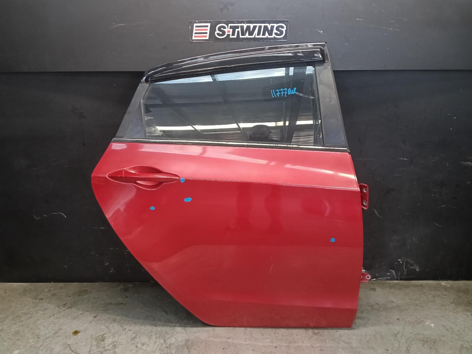 Used auto part listing image: 2014 HYUNDAI I30 RIGHT REAR DOOR SLIDING GD, 5DR HATCH, 03/12-04/17