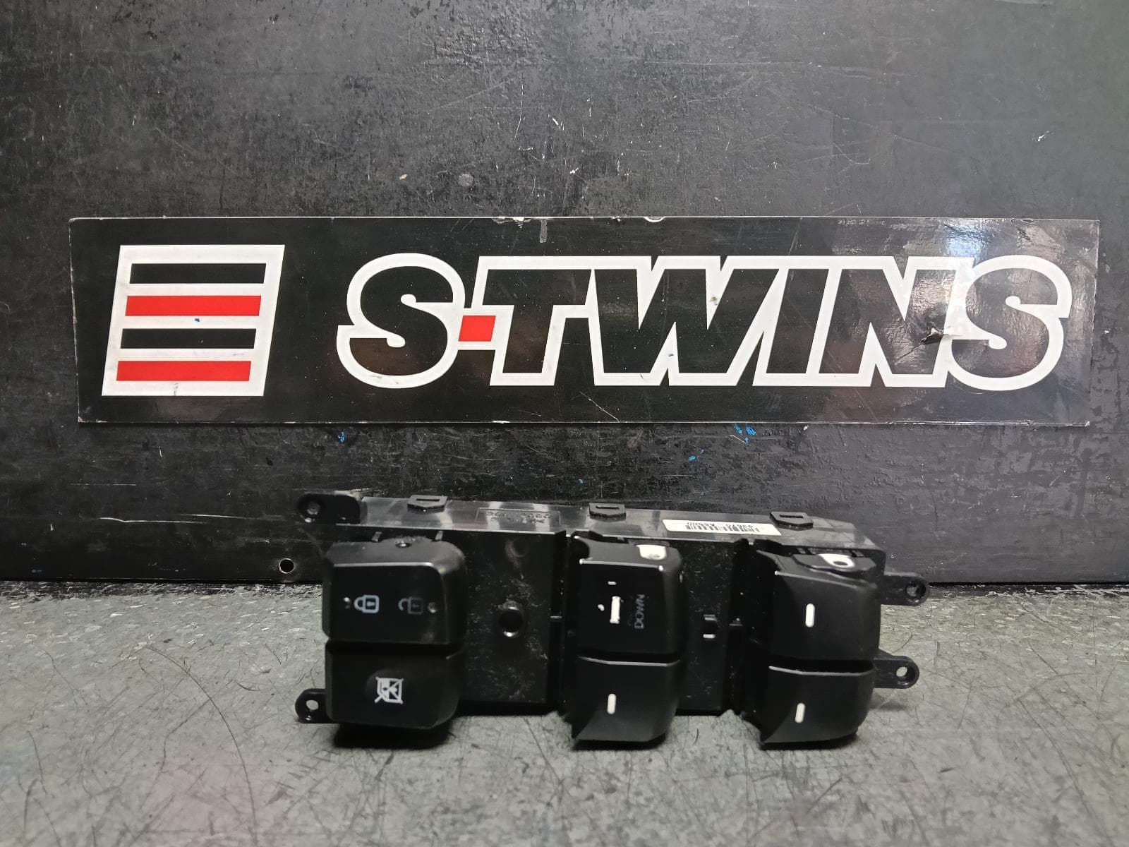 Used auto part listing image: 2014 HYUNDAI I30 PWR DR WIND SWITCH RH FRONT (MASTER SWITCH), W/ AUTO DOWN TYPE (DRIVER SIDE ONLY), GD, 5DR HATCH, 03/12-02/17