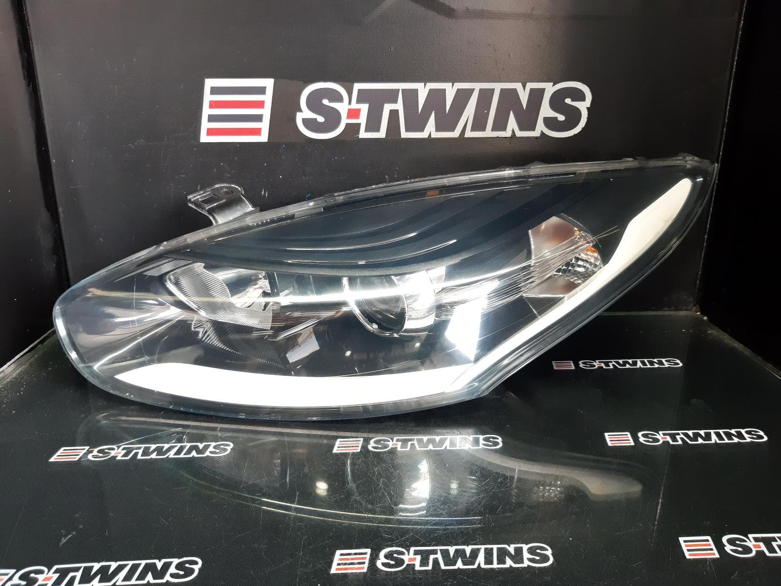 Used auto part listing image: 2015 RENAULT MEGANE LEFT HEADLAMP X32/B95/E95/K95/X95, 5DR HATCH/CABRIO/WAGON, 07/14-05/16 0000318896