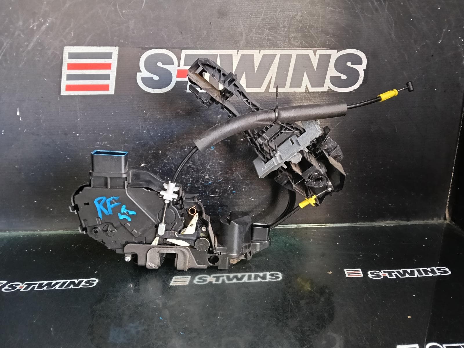 Used auto part listing image: 2016 LAND ROVER RANGE ROVER EVOQUE DOOR BOOT GATE LOCK RIGHT FRONT DOOR LOCK, L538, W/ KEYLESS ENTRY & START TYPE (TWO WIRE PLUG), 11/11-01/19 0000430729