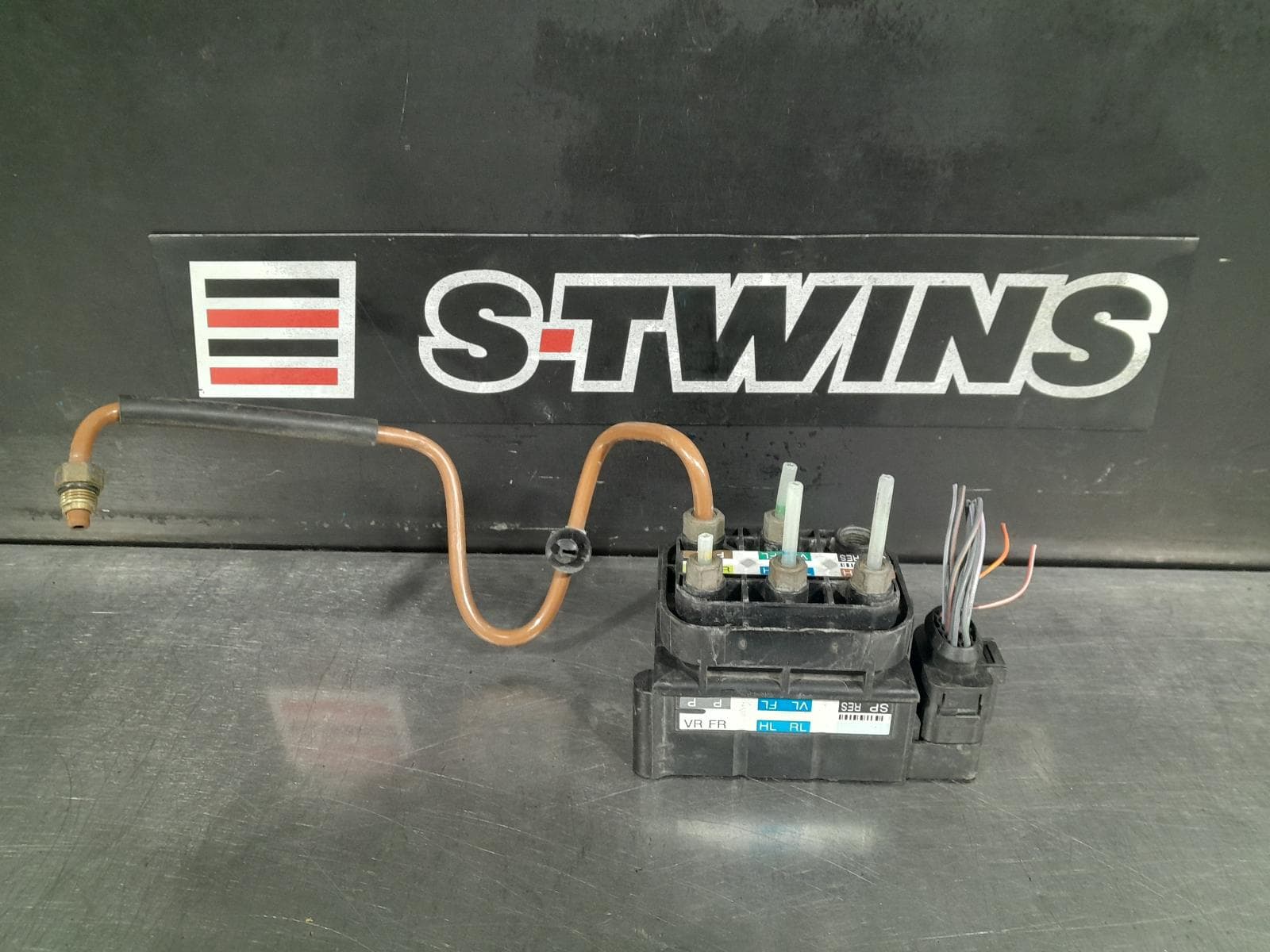 Used auto part listing image: 2017 MERCEDES E CLASS AIR RIDE COMPRESSOR AIR SUSPENSION VALVE BLOCK, W213, 05/16- 0000300053
