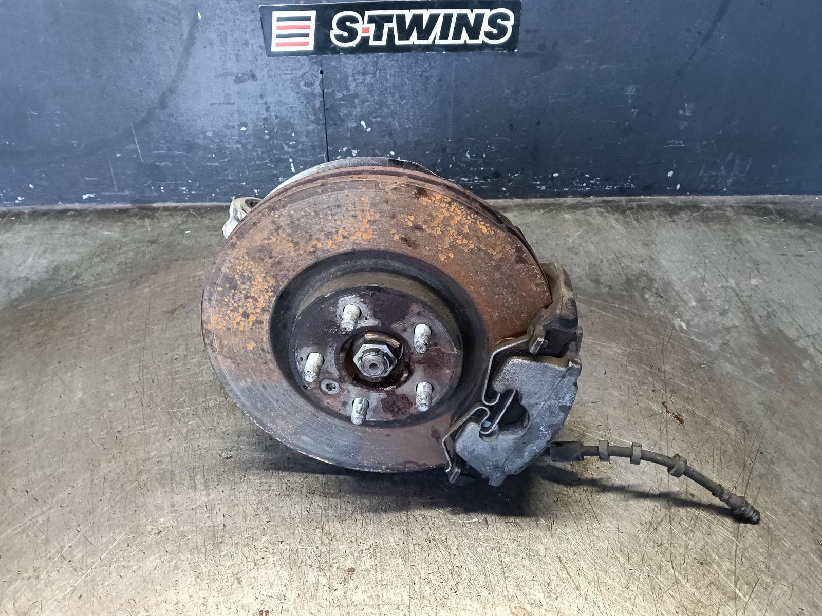 Used auto part listing image: 2016 LAND ROVER RANGE ROVER EVOQUE LEFT FRONT HUB ASSEMBLY L538, 11/11-01/19 0000430788