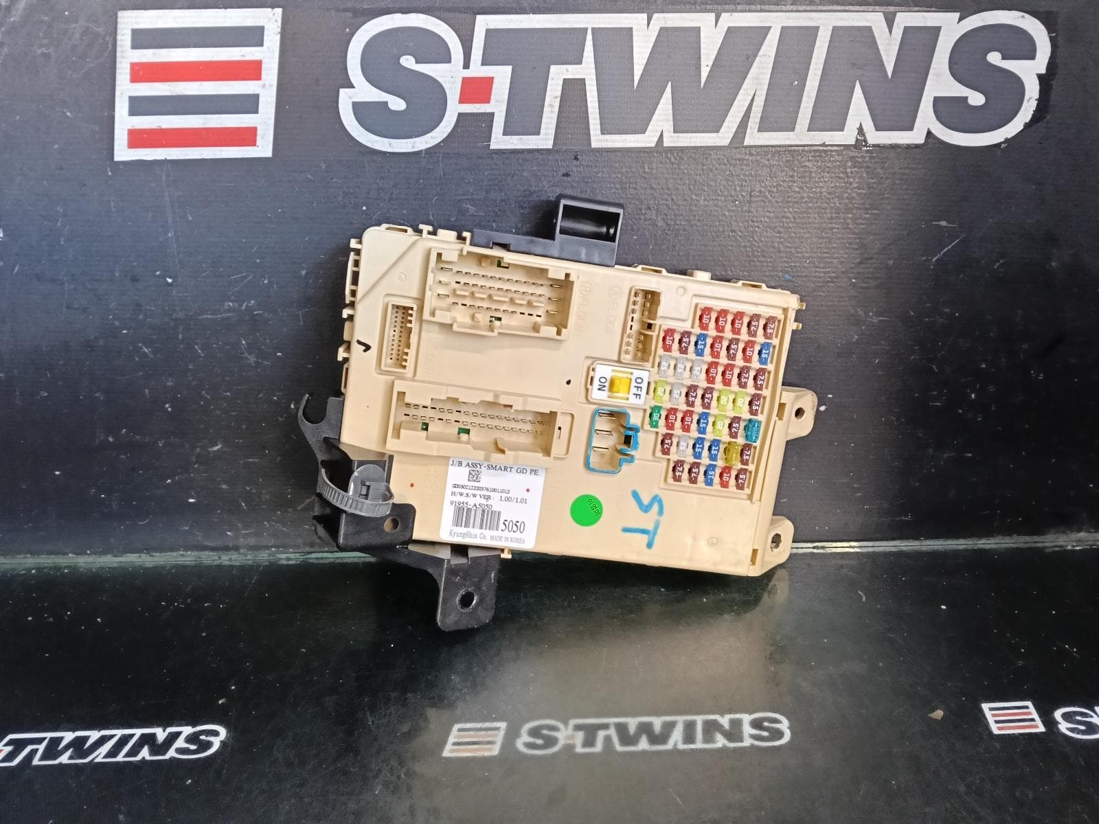 Used auto part listing image: 2016 HYUNDAI I30 FUSE BOX UNDER DASH, GD, 03/12-02/17