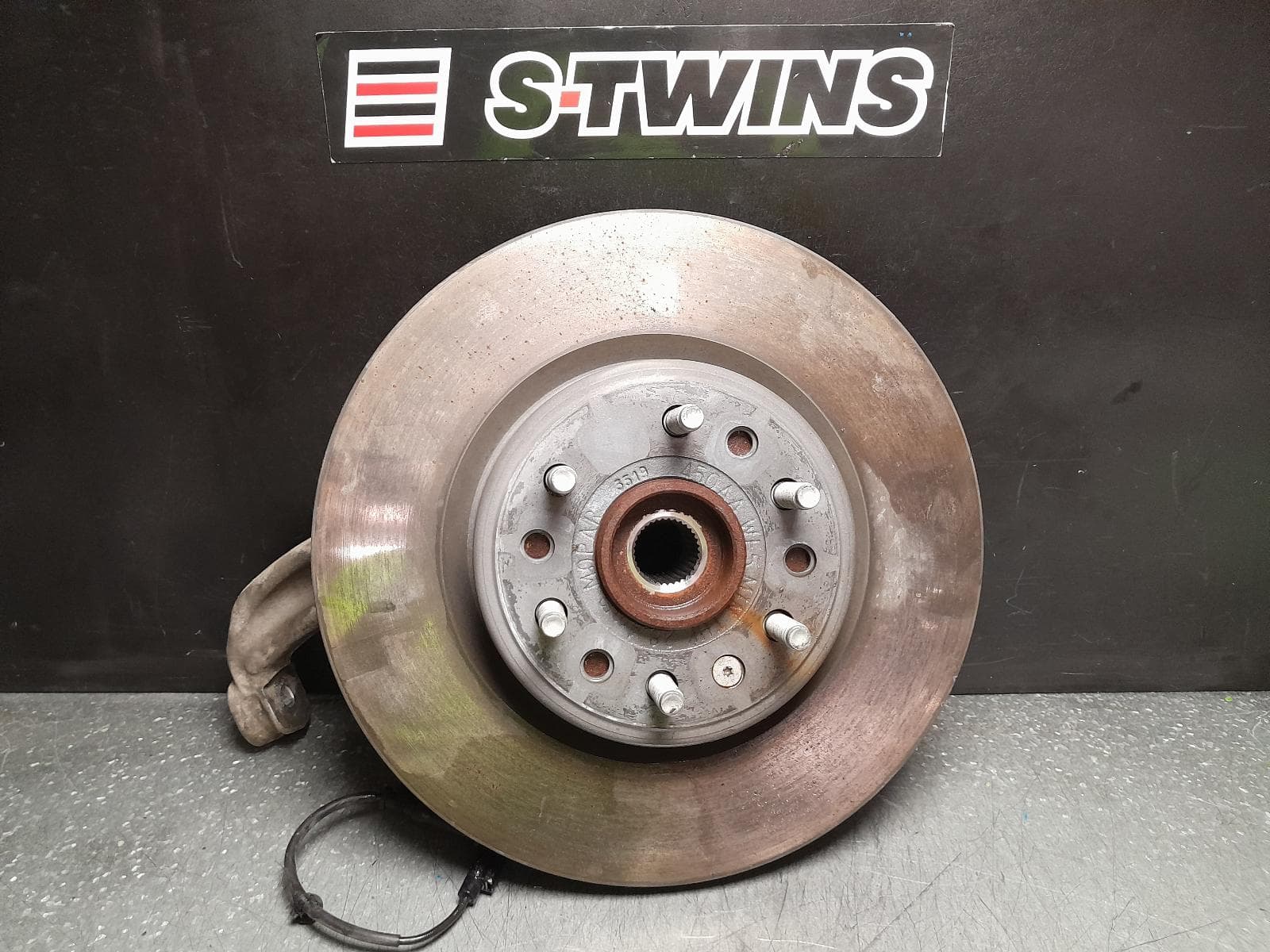 Used auto part listing image: 2021 RAM 1500 RIGHT FRONT HUB ASSEMBLY DT, 12/20- 0000368376
