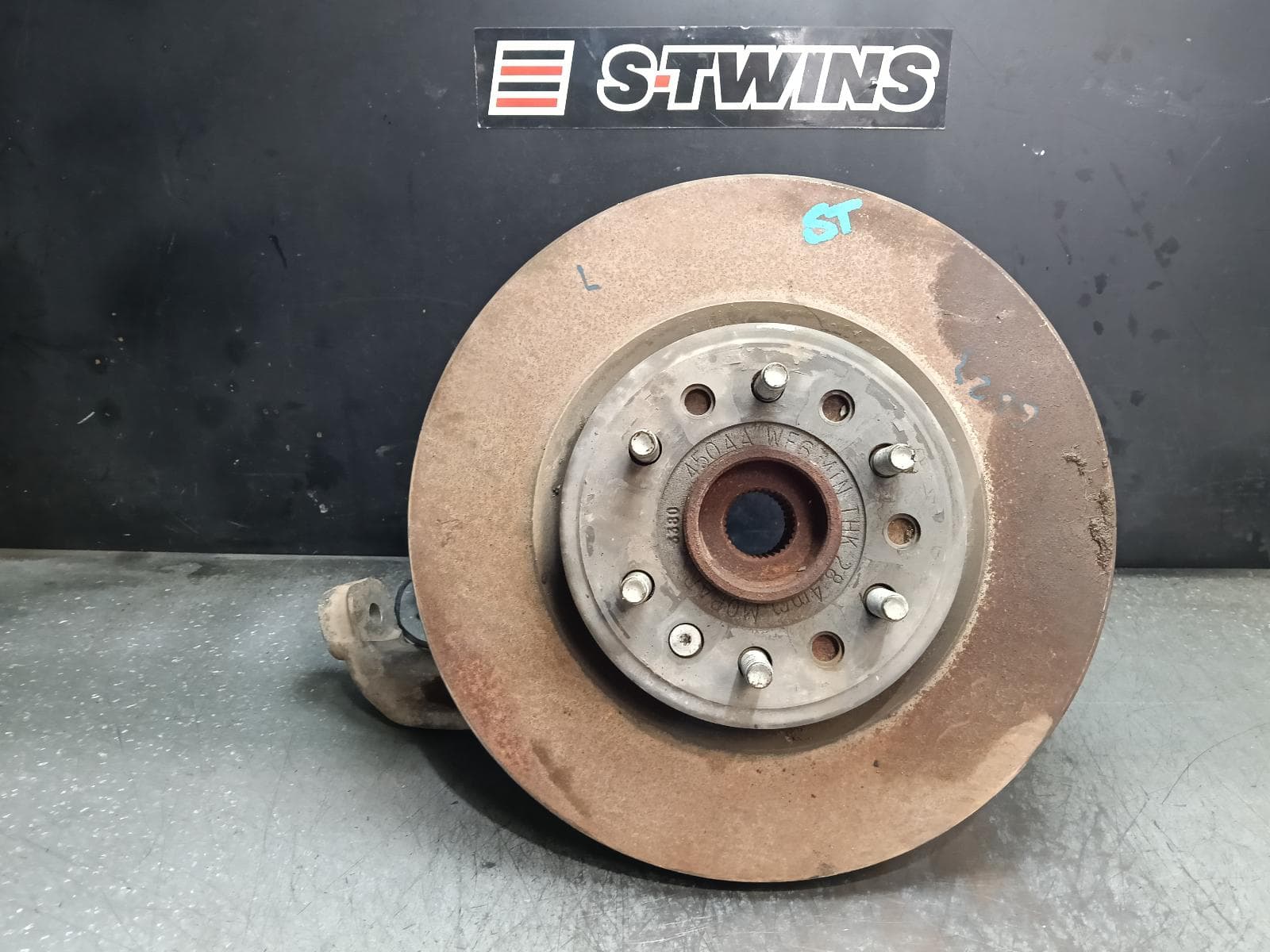 Used auto part listing image: 2021 RAM 1500 RIGHT FRONT HUB ASSEMBLY DT, 12/20- 0000428522