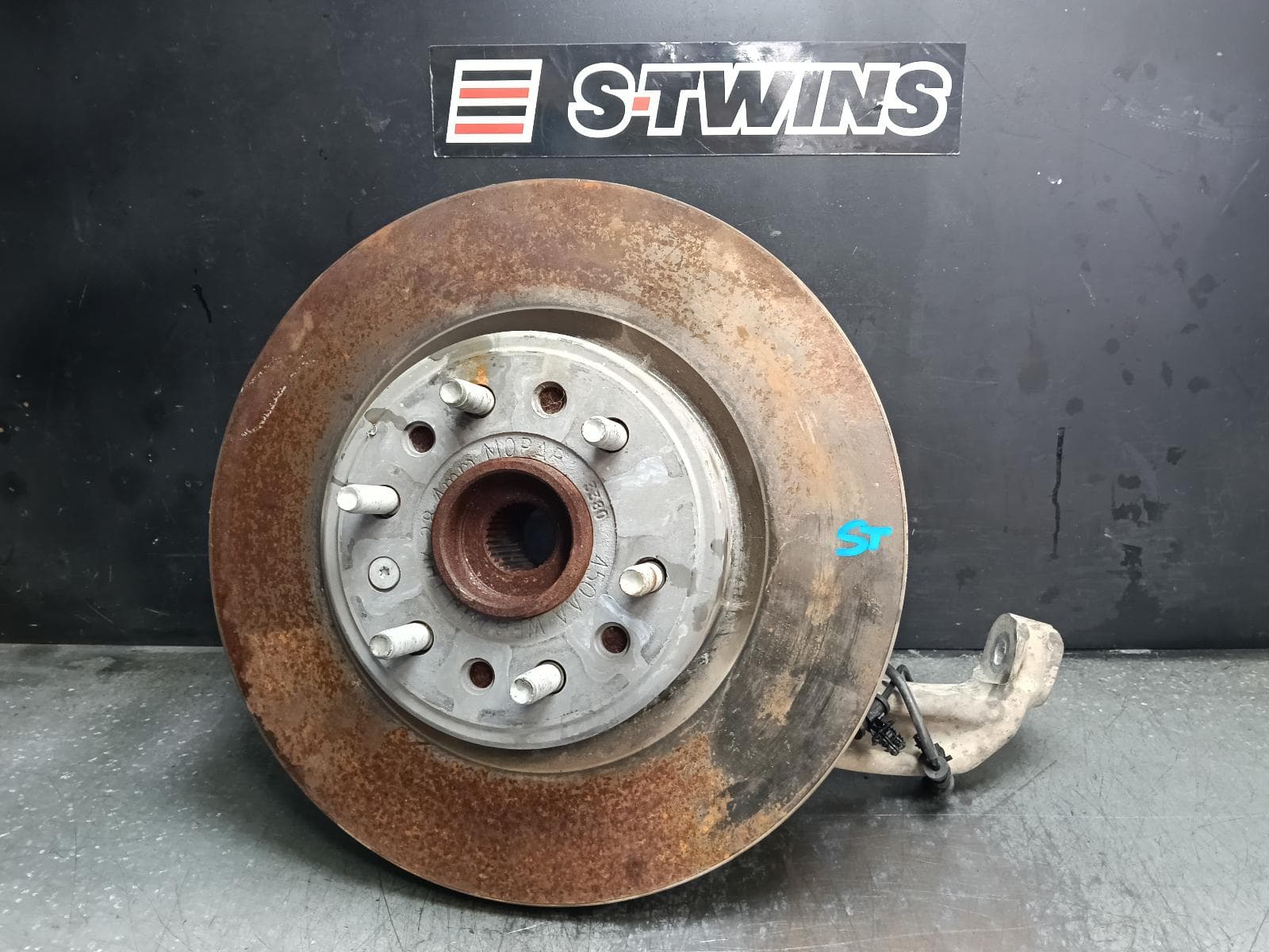 Used auto part listing image: 2021 RAM 1500 LEFT FRONT HUB ASSEMBLY DT, 12/20- 0000428523