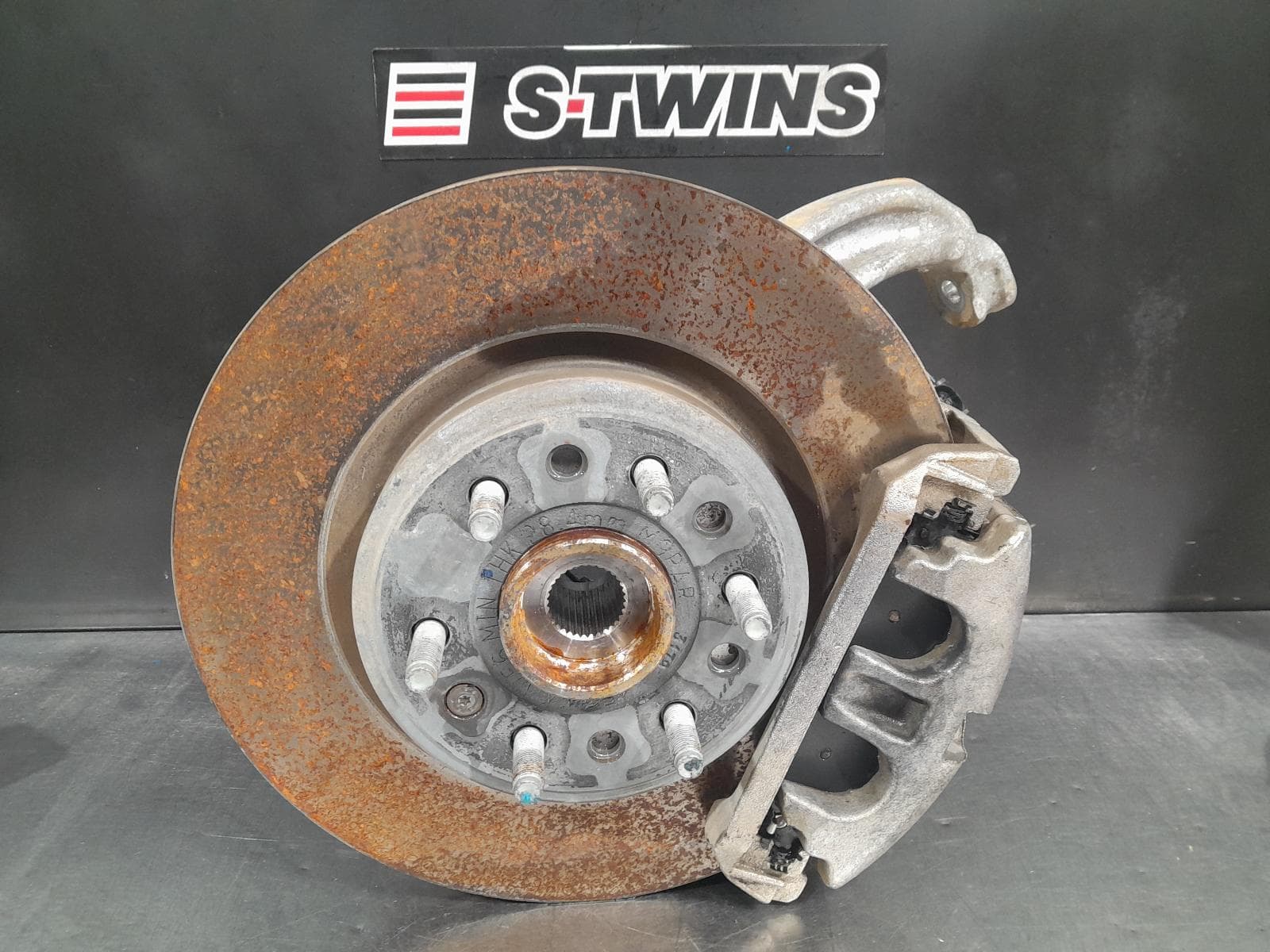 Used auto part listing image: 2021 RAM 1500 RIGHT FRONT HUB ASSEMBLY DT, 12/20- 0000309014