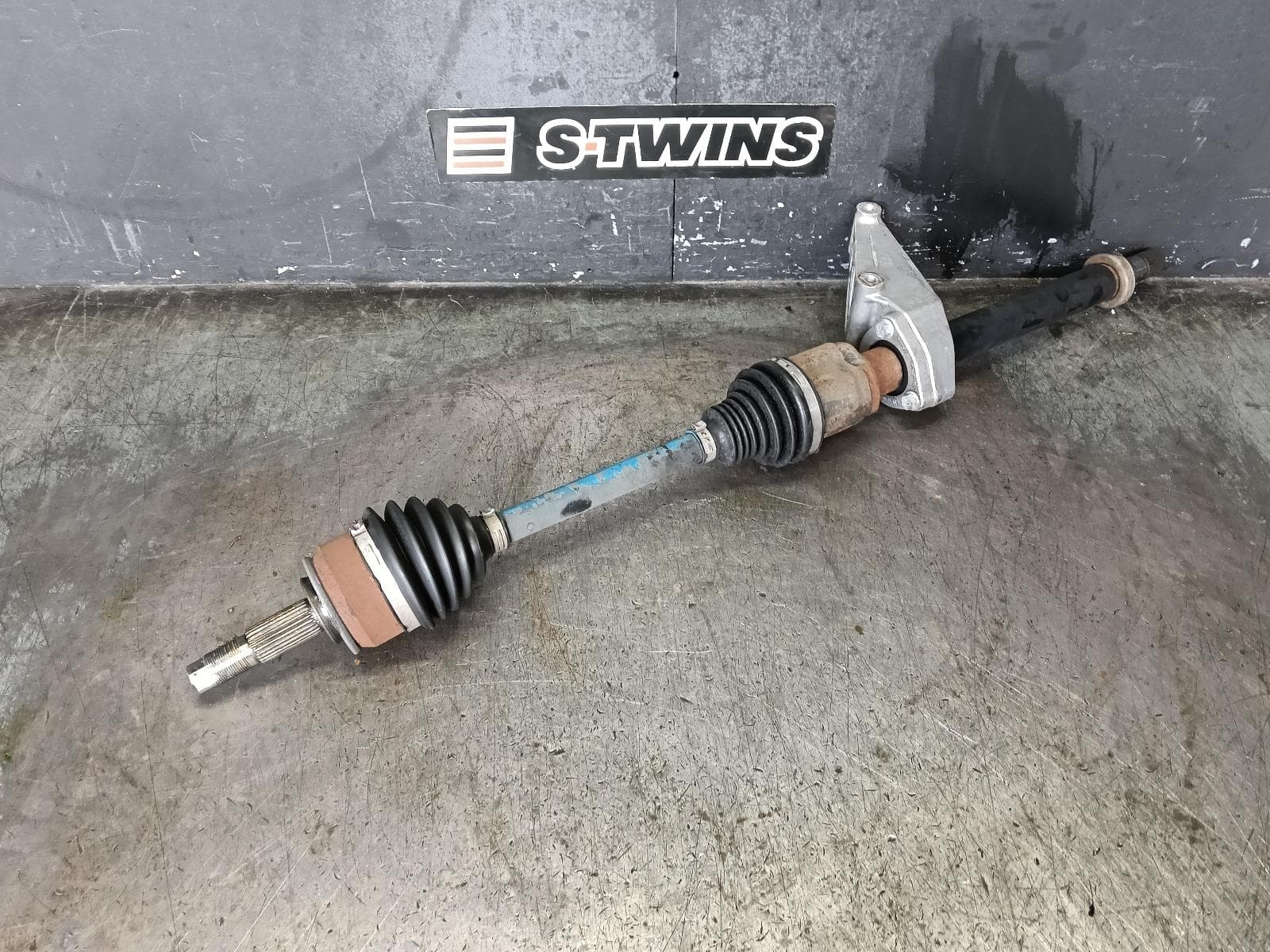 Used auto part listing image: 2020 HOLDEN TRAX RIGHT DRIVESHAFT AUTO T/M, 1.4, TJ SERIES, 08/14-12/20