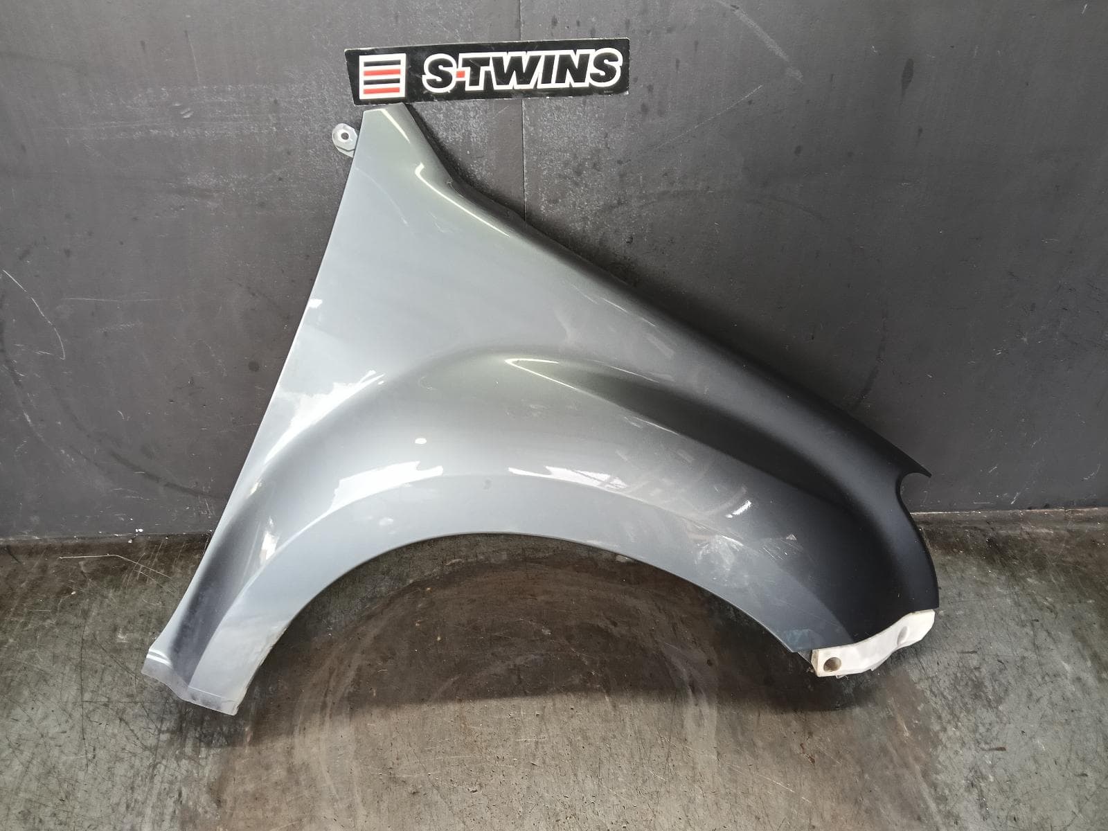Used auto part listing image: 2018 ISUZU DMAX RIGHT GUARD RC, 2WD HI-RIDE/4WD, 06/12-06/20