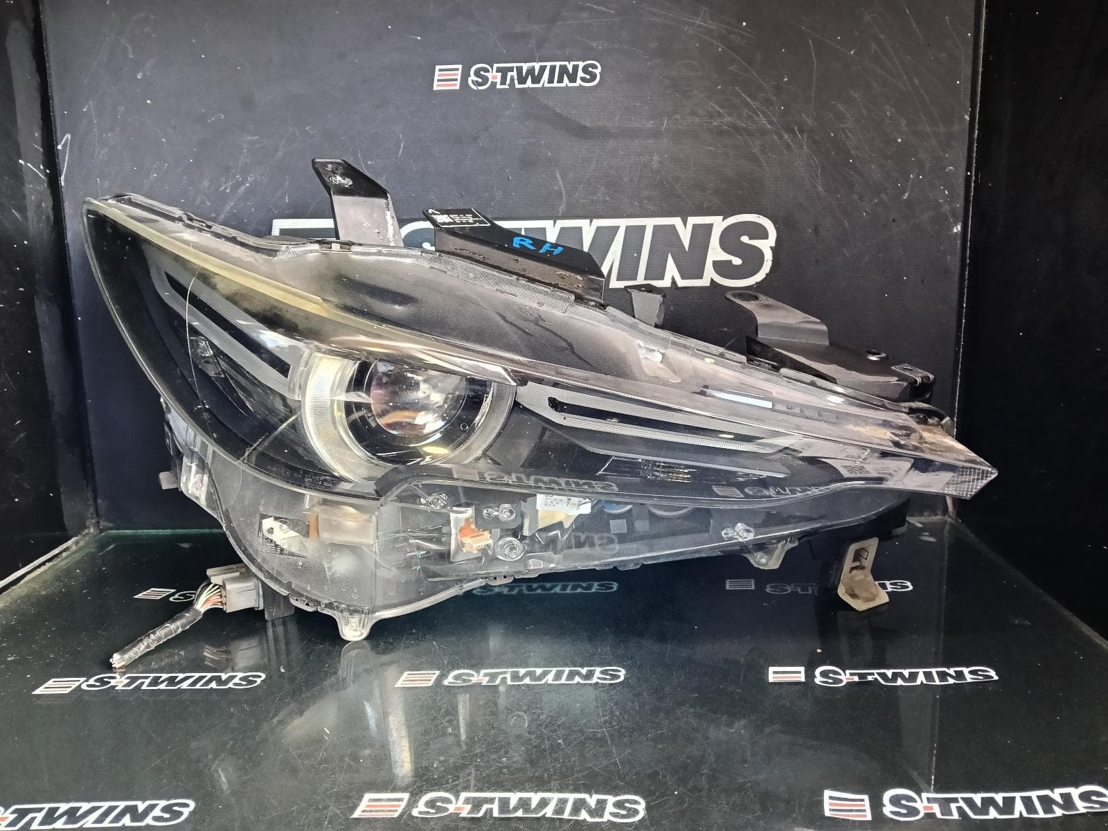 Used auto part listing image: 2017 MAZDA CX5 RIGHT HEADLAMP NON AFS, W/ ADAPTIVE, W/ DAYTIME RUNNING LAMP, W/ SIGNATURE LIGHTS TYPE, KF, 02/17-08/21
