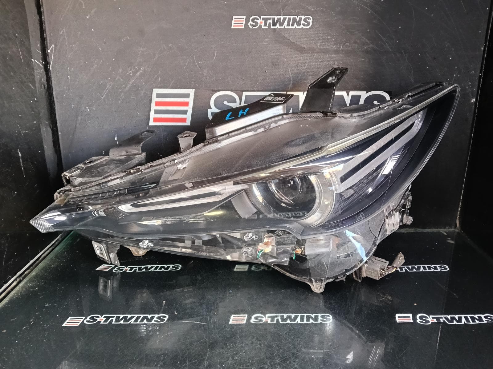 Used auto part listing image: 2017 MAZDA CX5 LEFT HEADLAMP NON AFS, W/ ADAPTIVE, W/ DAYTIME RUNNING LAMP, W/ SIGNATURE LIGHTS TYPE, KF, 02/17-08/21
