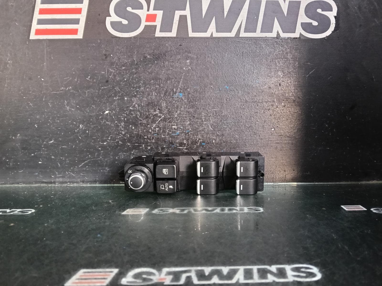 Used auto part listing image: 2017 MAZDA CX5 PWR DR WIND SWITCH RH FRONT (MASTER SWITCH), W/ AUTO FOLD TYPE, NON CHROME INSERT, KF, 02/17-03/26