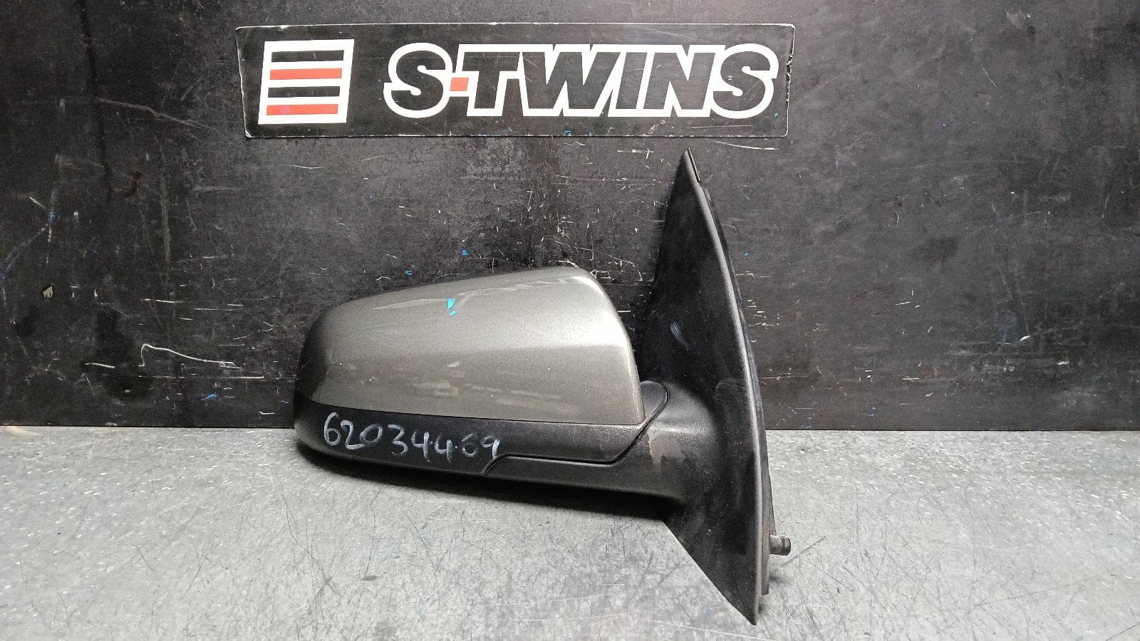 Used auto part listing image: 2012 HOLDEN COMMODORE RIGHT DOOR MIRROR VE, NON HEATED & NON PUDDLE LAMP TYPE, 08/06-05/13 0000402335