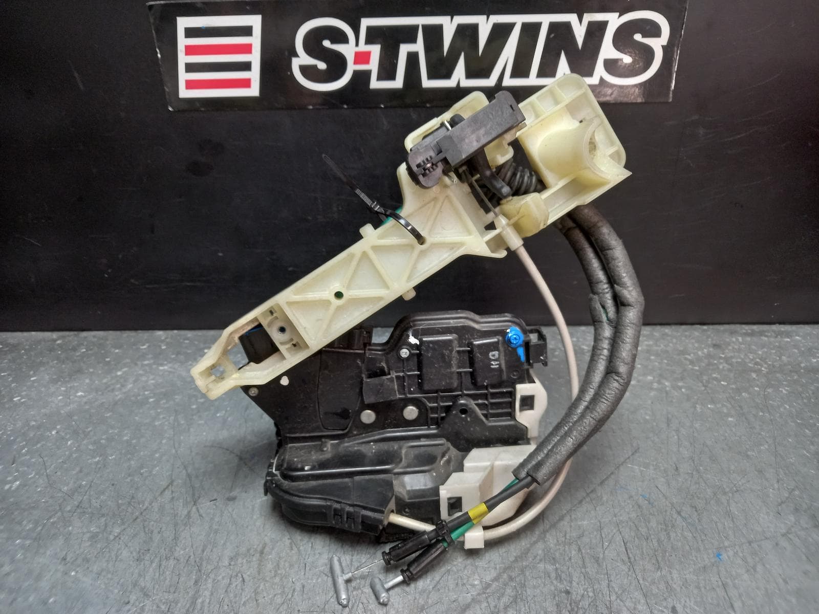 Used auto part listing image: 2013 KIA SORENTO DOOR BOOT GATE LOCK LEFT REAR DOOR LOCK, 4 PIN PLUG, XM, 10/09-12/14 0000374267