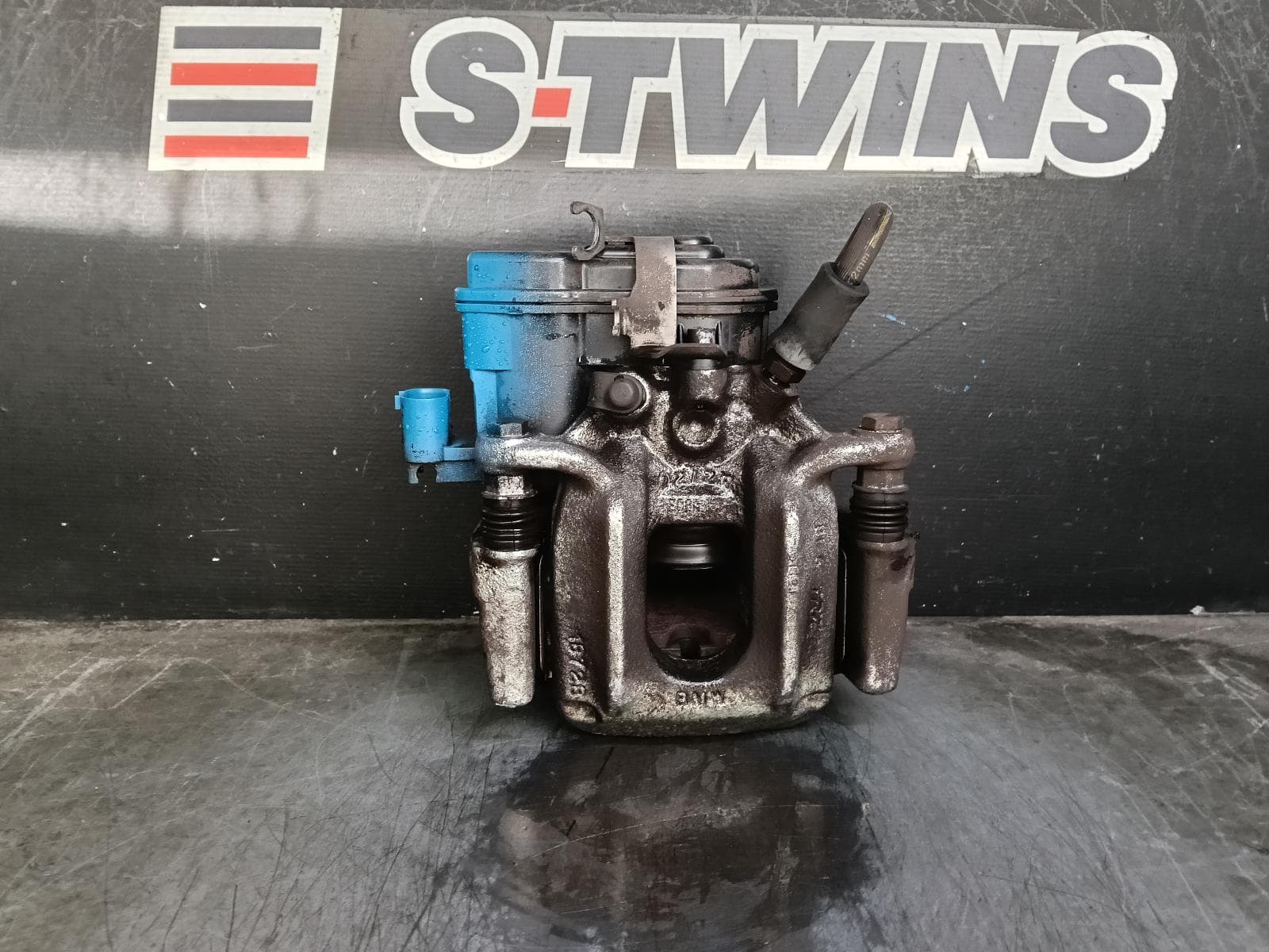 Used auto part listing image: 2014 BMW X3 CALIPER RH REAR, F25, 12/10-07/17 0000398472