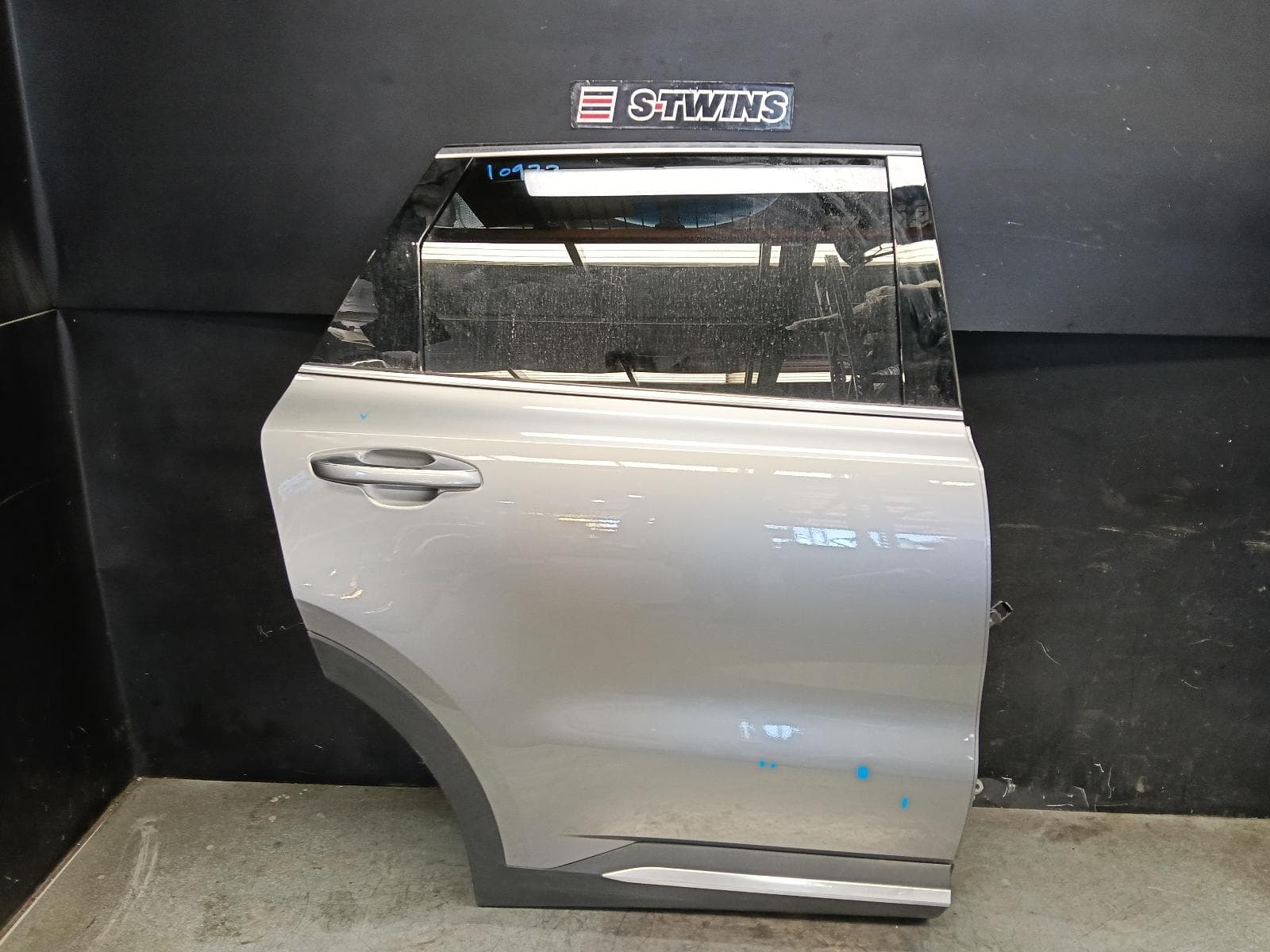 Used auto part listing image: 2022 KIA SORENTO RIGHT REAR DOOR SLIDING MQ4, 02/20-09/23 0000429045