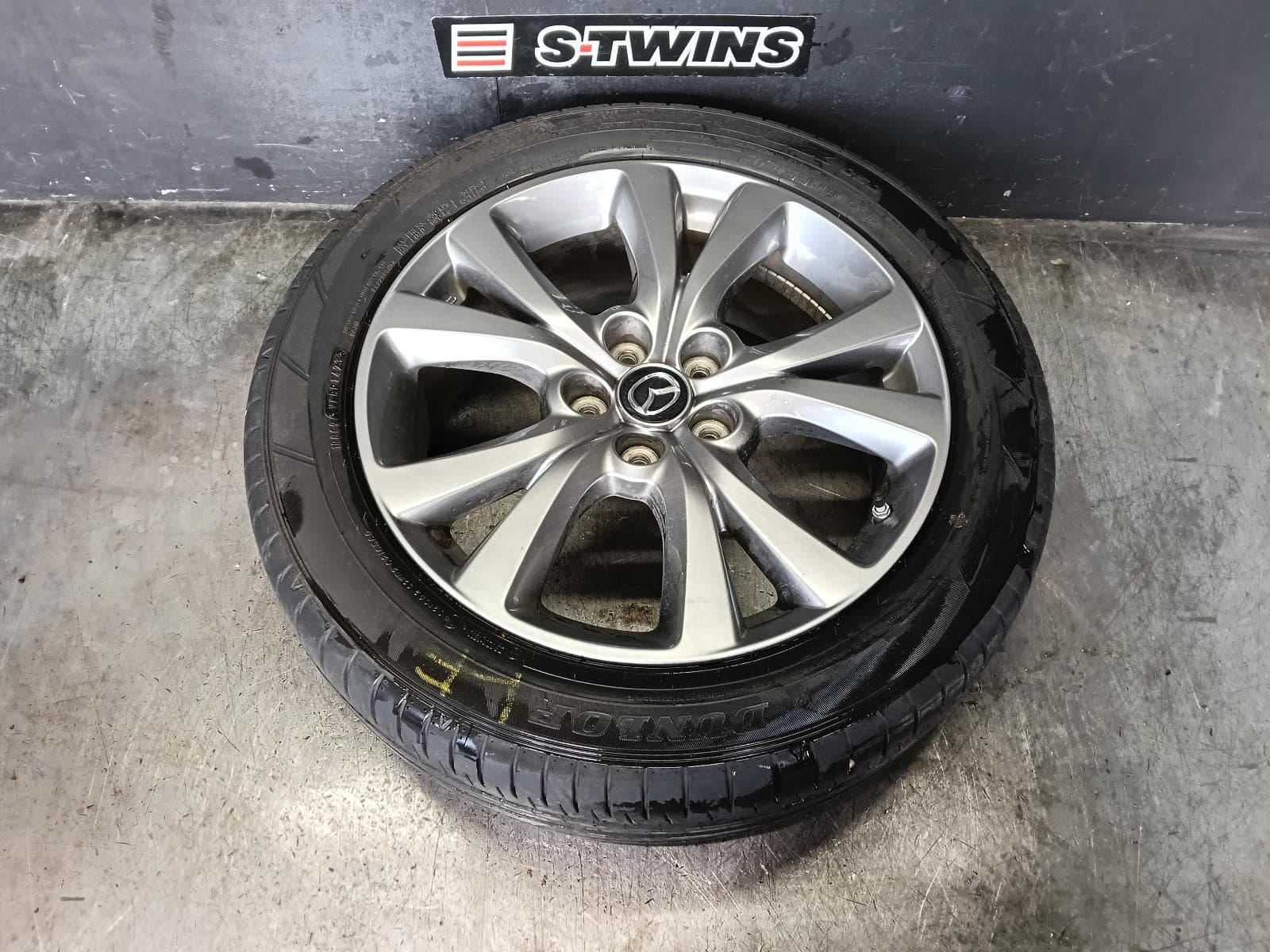 Used auto part listing image: 2023 MAZDA CX30 WHEEL MAG FACTORY, 18X7IN, 5 V SPOKE, DARK GREY, DM, 10/19- 0000425028