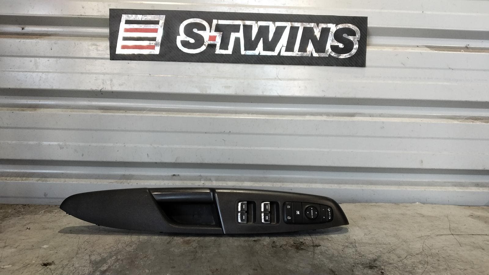 Used auto part listing image: 2016 KIA SPORTAGE PWR DR WIND SWITCH RH FRONT (MASTER SWITCH), DRIVER ONLY AUTO TYPE, QL, 10/15-08/21 0000428800