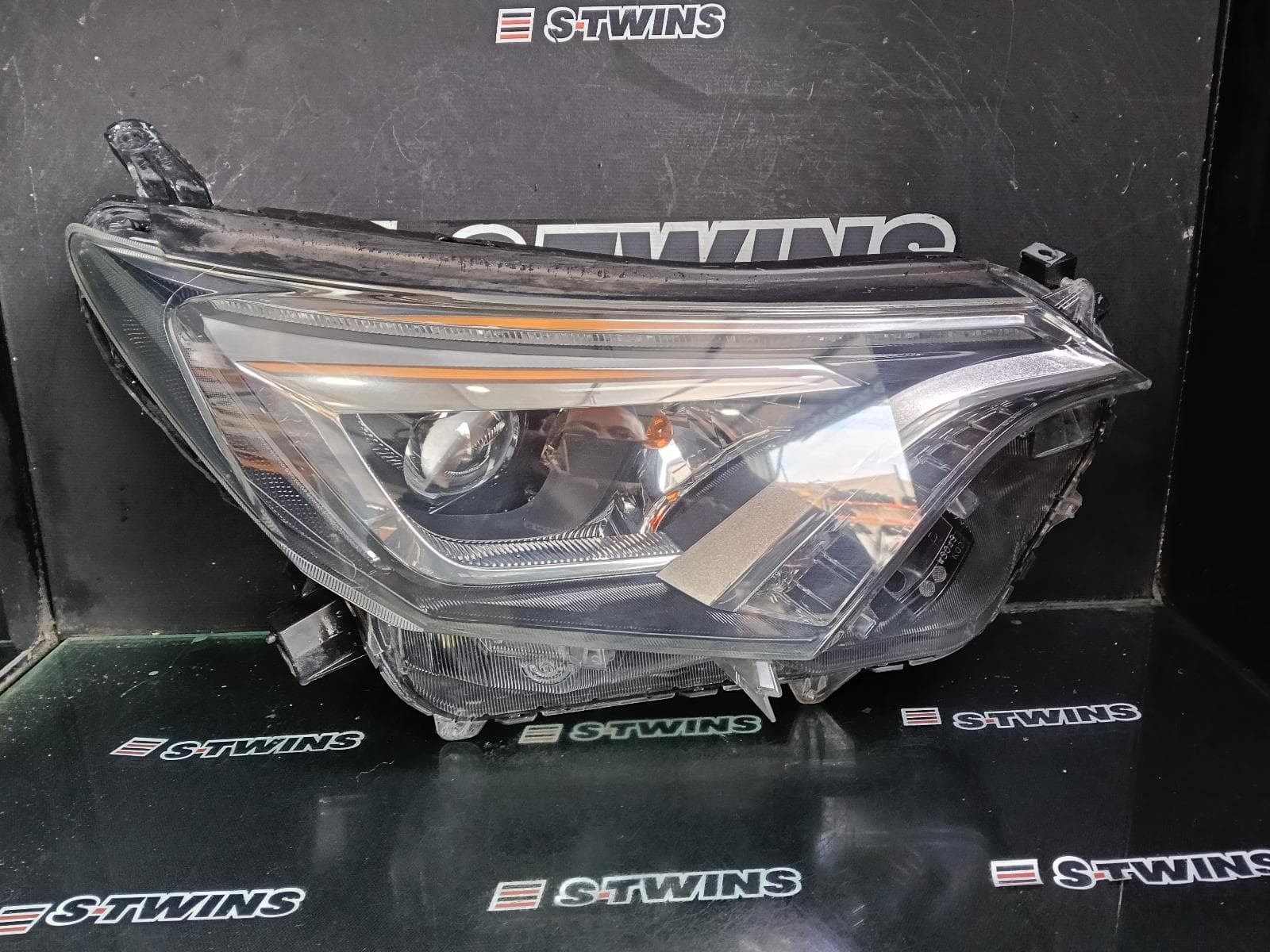 Used auto part listing image: 2016 TOYOTA RAV4 RIGHT HEADLAMP XA40, LED TYPE, 10/15-12/18 0000417119