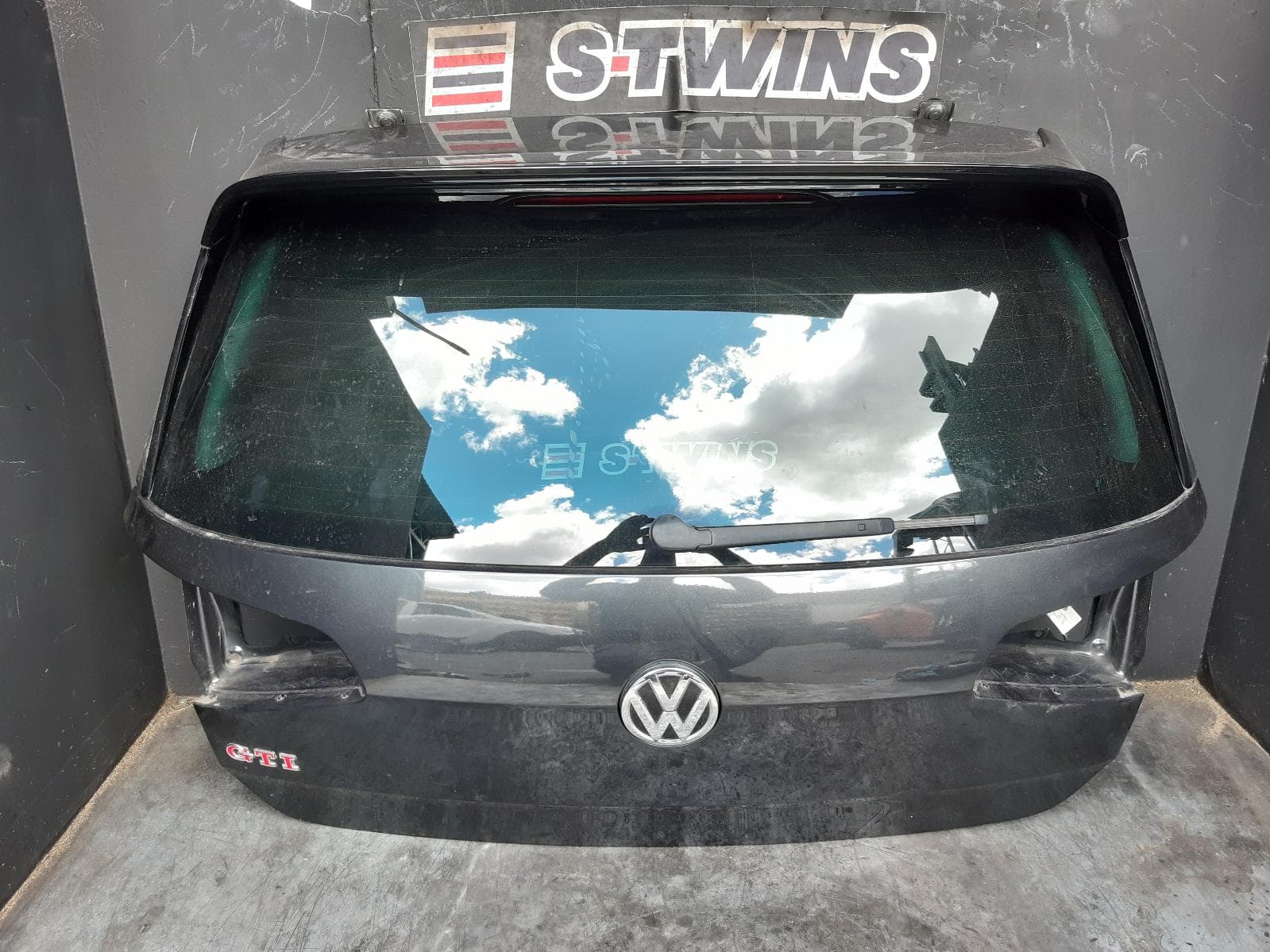 Used auto part listing image: 2017 VOLKSWAGEN GOLF BOOTLID TAILGATE TAILGATE, GEN 7, HATCH, SPOILERED TYPE, 11/12-08/20 0000370328