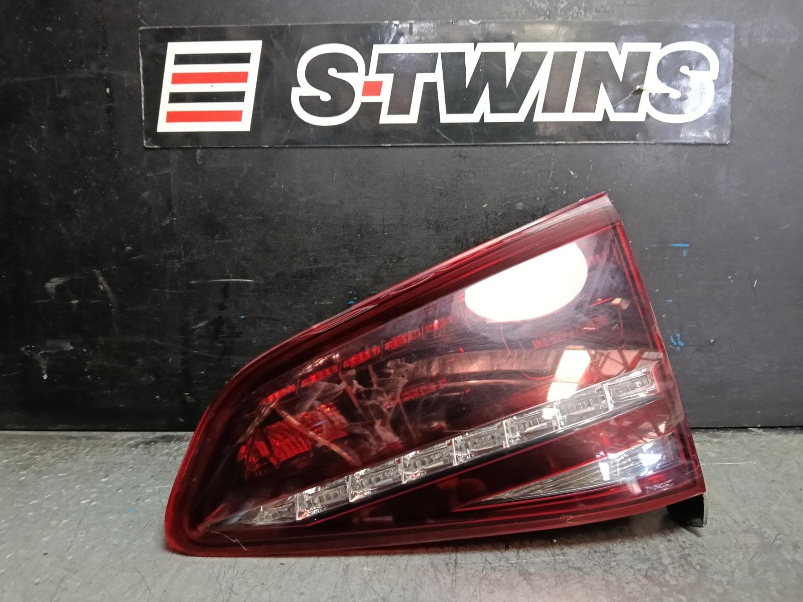 Used auto part listing image: 2017 VOLKSWAGEN GOLF REAR GARNISH TAILGATE LAMP (RH SIDE), GEN 7, R, 11/12-03/17