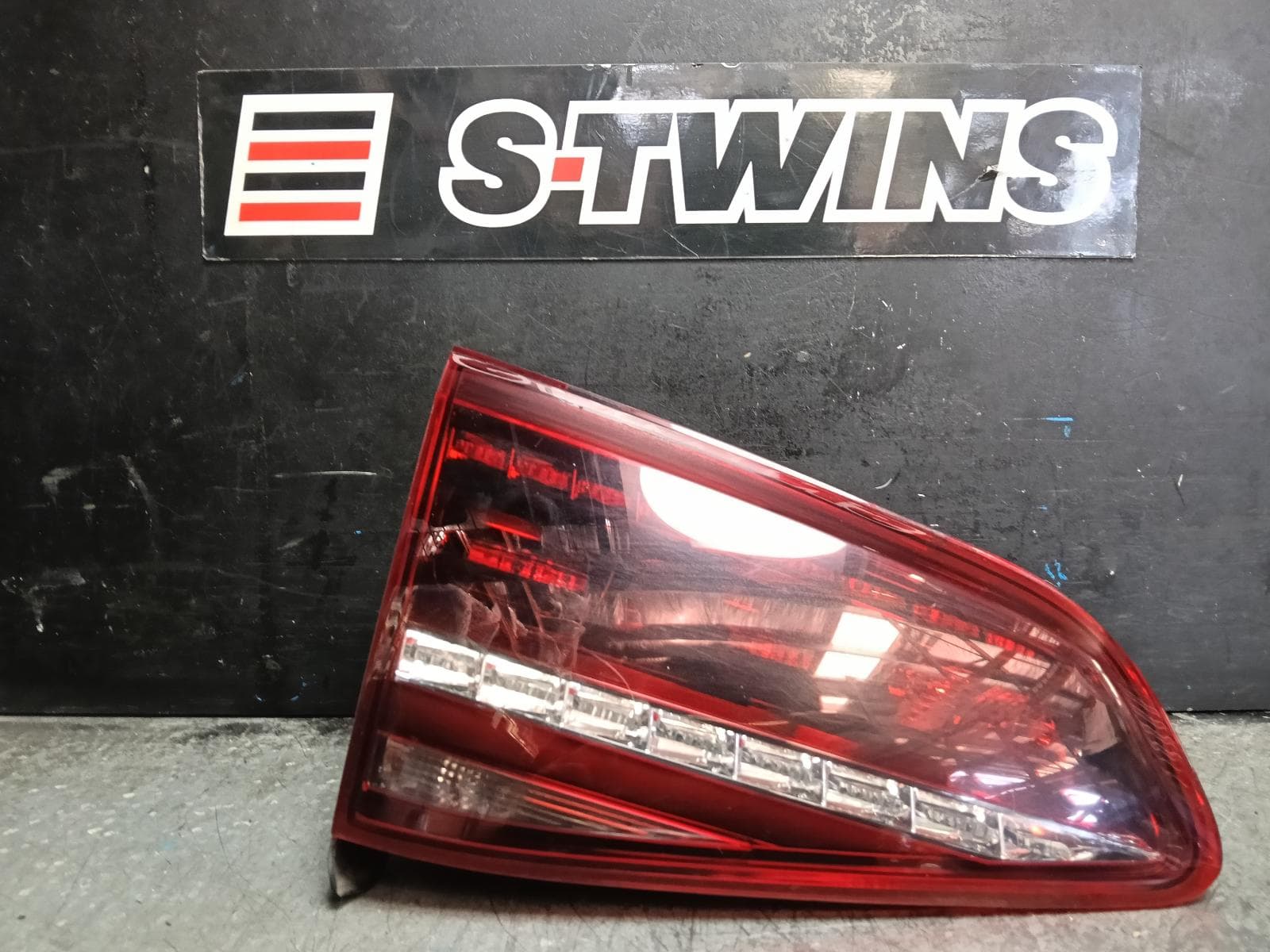Used auto part listing image: 2017 VOLKSWAGEN GOLF REAR GARNISH TAILGATE LAMP (LH SIDE), GEN 7, R, 11/12-03/17 0000431091