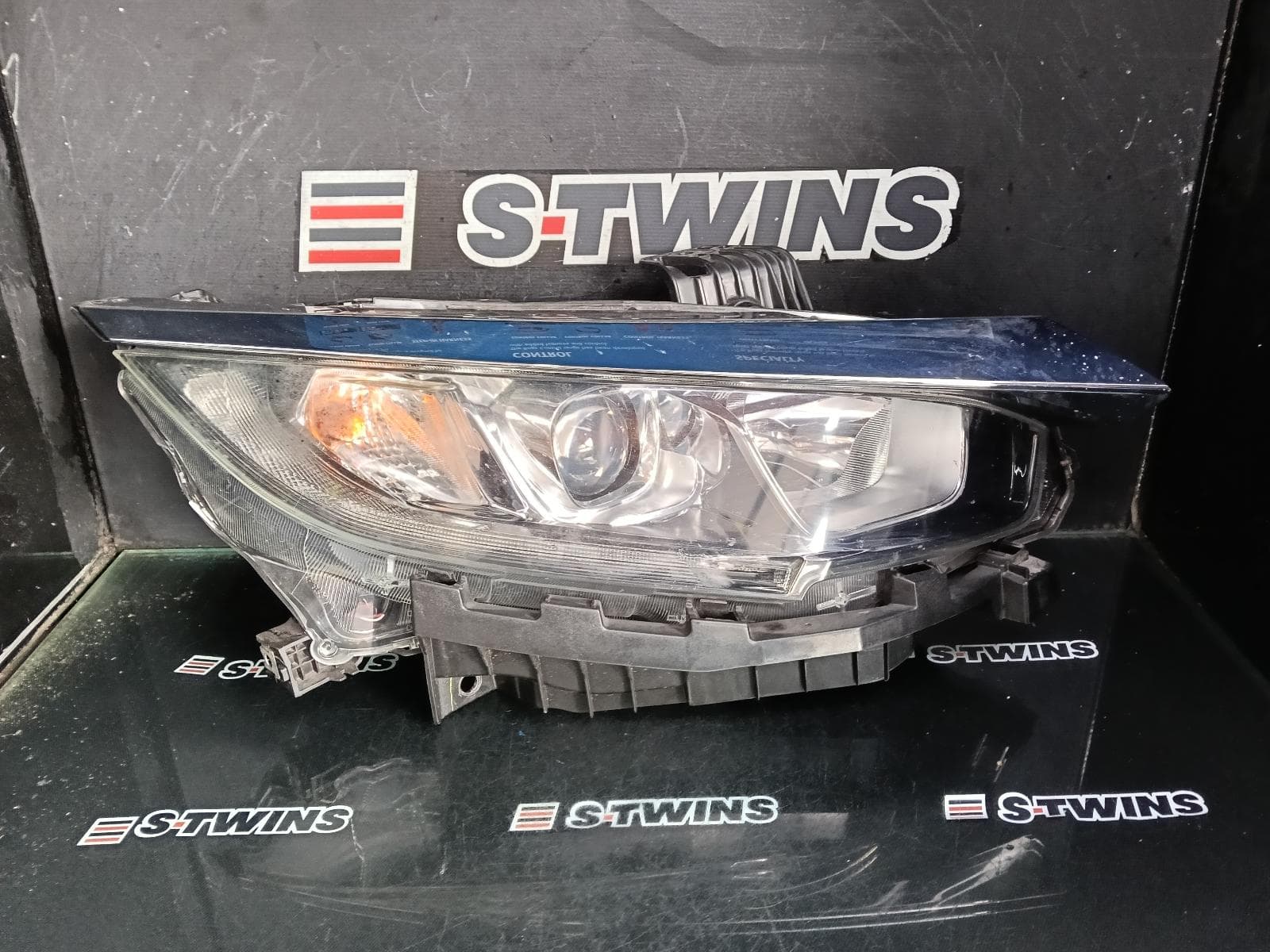 Used auto part listing image: 2016 HONDA CIVIC RIGHT HEADLAMP 10TH GEN, HATCH/SEDAN, HALOGEN TYPE, 05/16-08/21