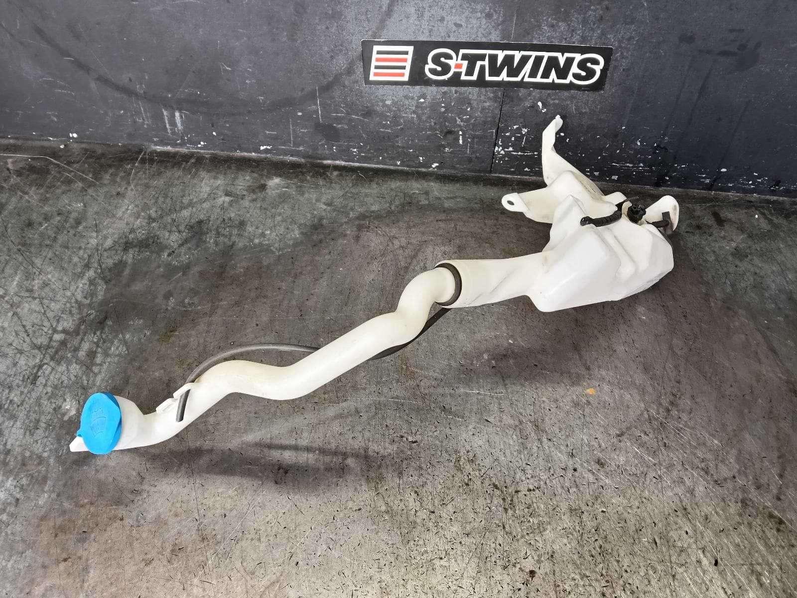 Used auto part listing image: 2016 HONDA CIVIC WASHER BOTTLE 10TH GEN, SEDAN/HATCH, VTi/VTi-S/VTi-L/RS/VTi-LX, 05/16-08/21