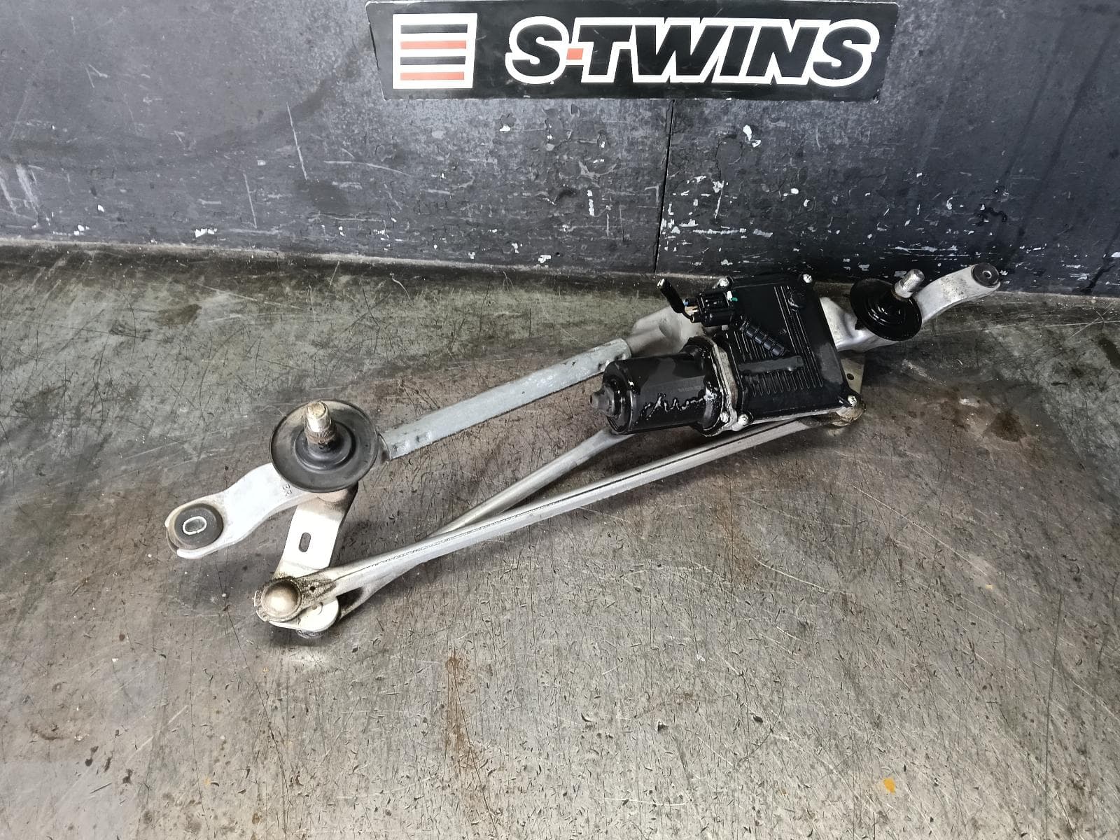 Used auto part listing image: 2016 HONDA CIVIC WIPER MOTOR FRONT, 10TH GEN, SEDAN/HATCH, 05/16-08/21