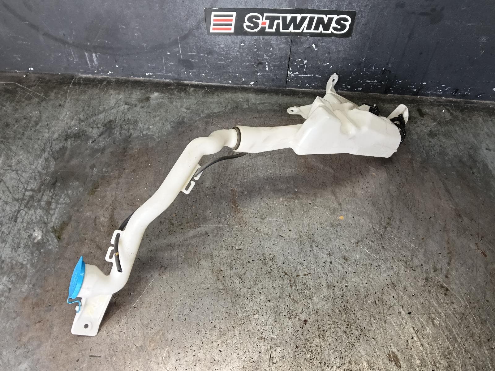 Used auto part listing image: 2018 HONDA CIVIC WASHER BOTTLE 10TH GEN, SEDAN/HATCH, VTi/VTi-S/VTi-L/RS/VTi-LX, 05/16-08/21