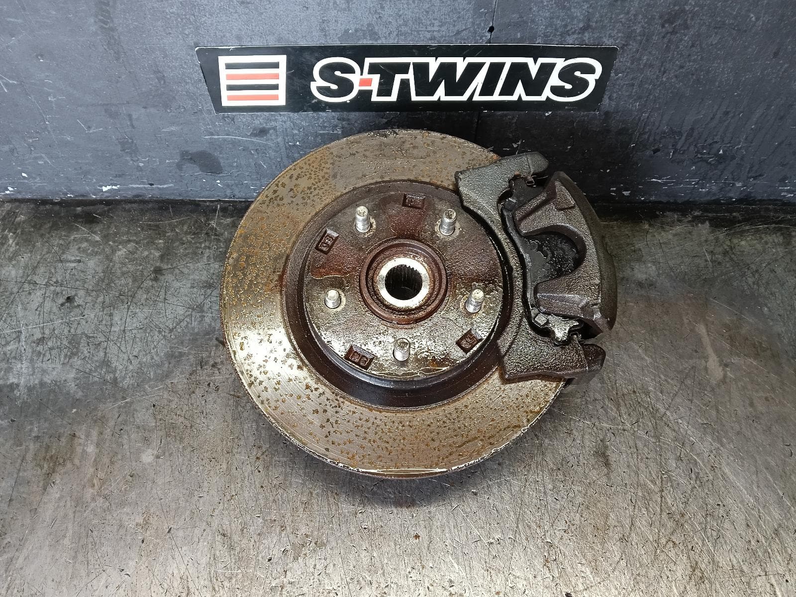 Used auto part listing image: 2019 MITSUBISHI OUTLANDER RIGHT FRONT HUB ASSEMBLY ZG-ZL, FWD/AWD, 11/06-07/21 0000426202