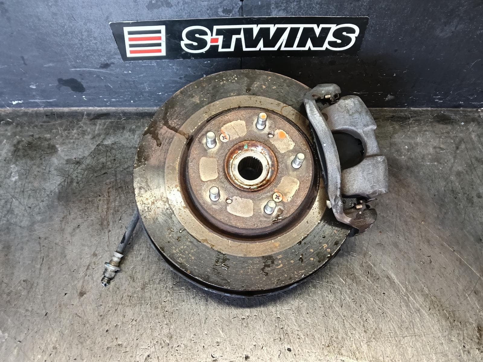 Used auto part listing image: 2015 HONDA HRV RIGHT FRONT HUB ASSEMBLY RU, 12/14-10/21 0000424953
