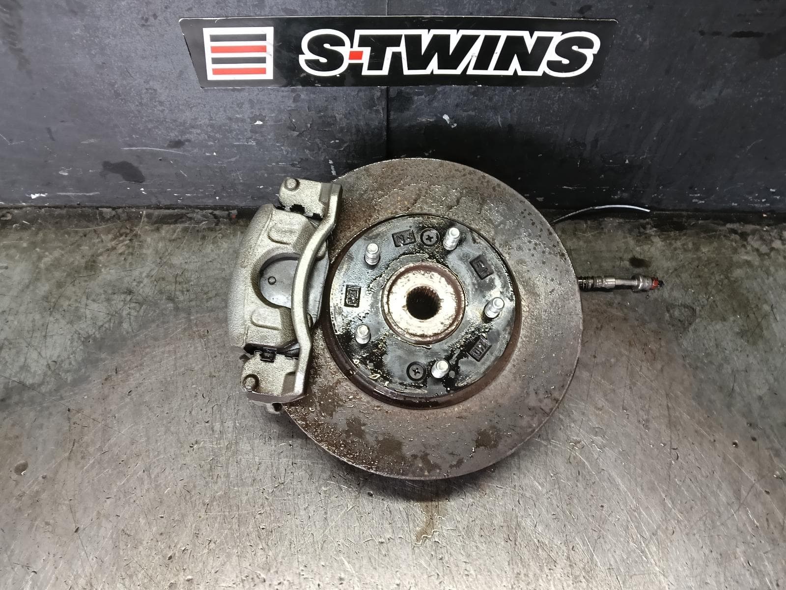 Used auto part listing image: 2018 HYUNDAI I30 LEFT FRONT HUB ASSEMBLY PD, HATCH (S.KOREA VIN KMHH), GO/ACTIVE/ELITE/SR/N LINE, 03/17-02/21 0000425326