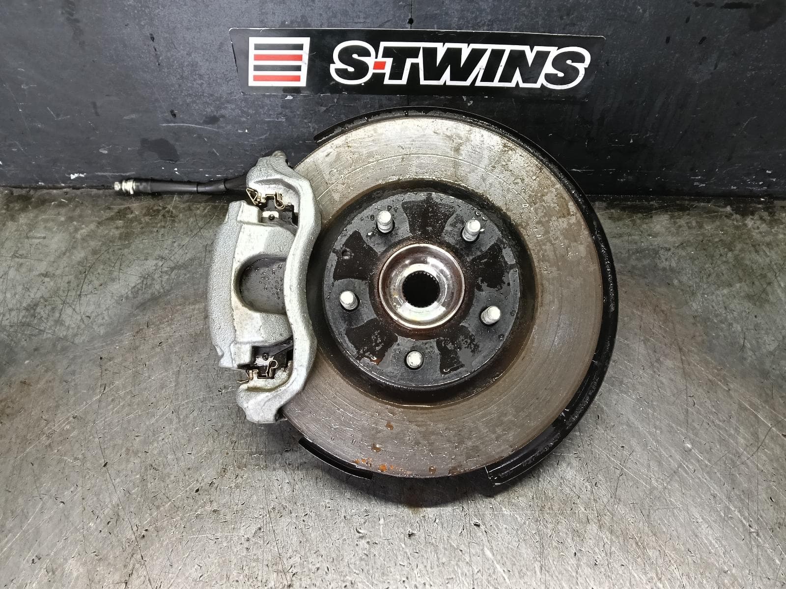 Used auto part listing image: 2024 MAZDA CX30 LEFT FRONT HUB ASSEMBLY DM, 10/19- 0000425281
