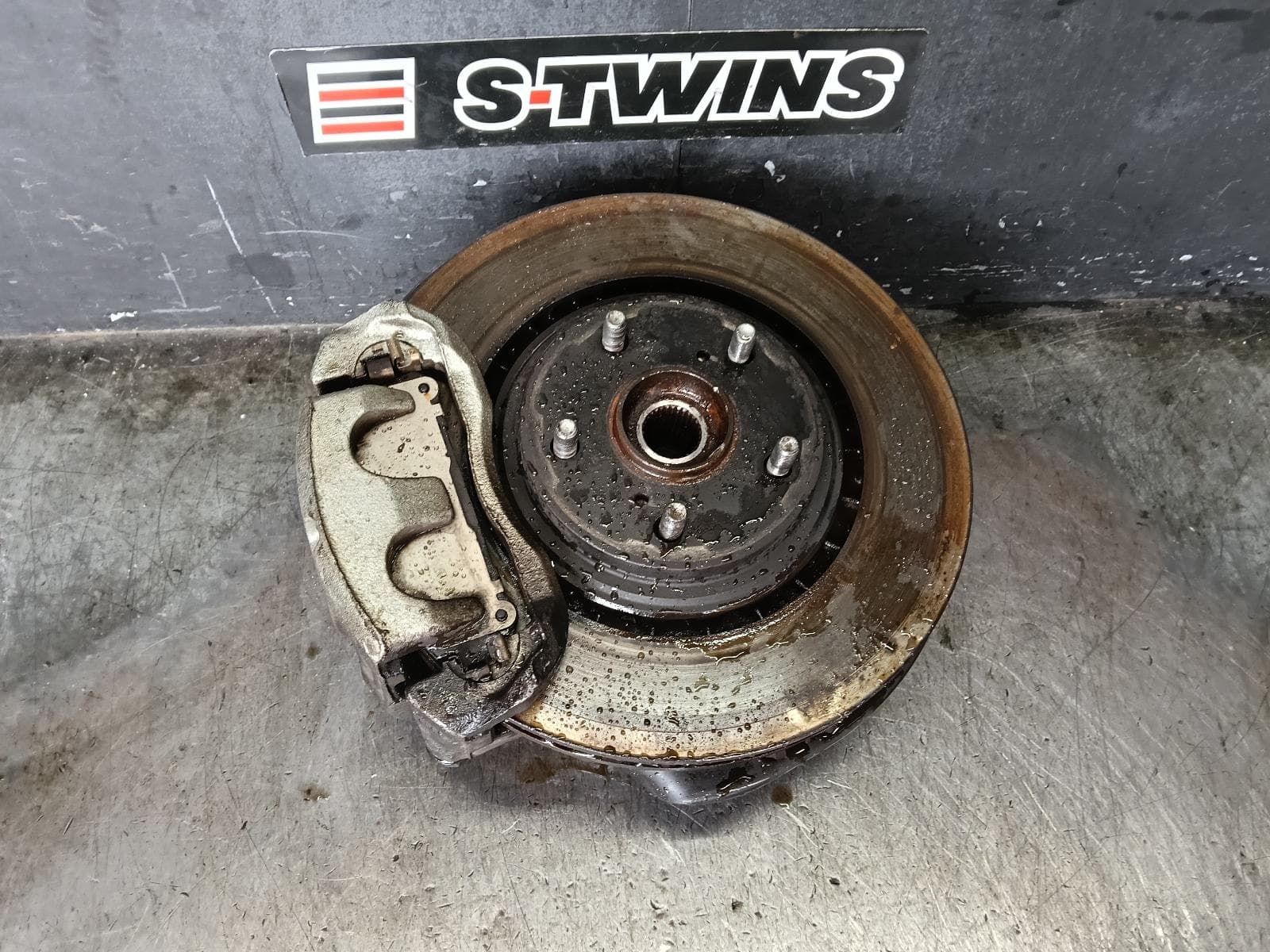 Used auto part listing image: 2015 TOYOTA KLUGER LEFT FRONT HUB ASSEMBLY GSU50/GSU55, 12/13-02/21 0000427617