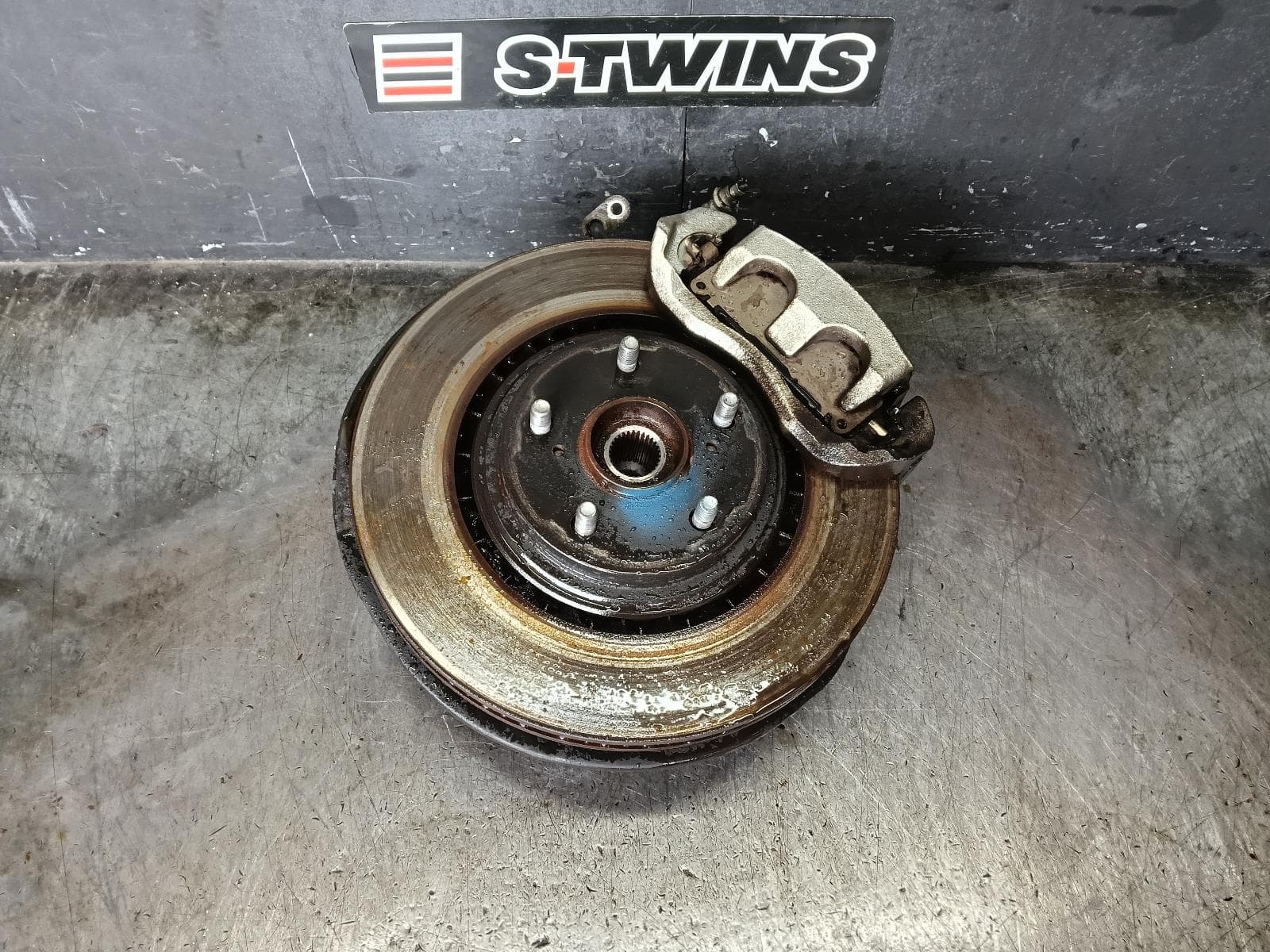Used auto part listing image: 2015 TOYOTA KLUGER RIGHT FRONT HUB ASSEMBLY GSU50/GSU55, 12/13-02/21 0000427615