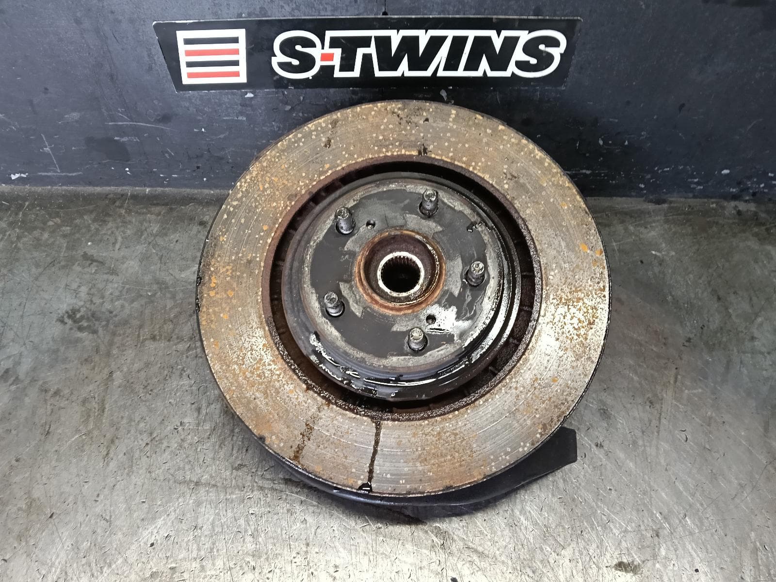 Used auto part listing image: 2014 TOYOTA KLUGER RIGHT FRONT HUB ASSEMBLY GSU50/GSU55, 12/13-02/21 0000427525