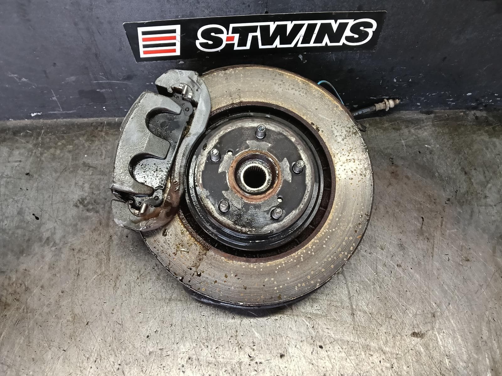 Used auto part listing image: 2014 TOYOTA KLUGER LEFT FRONT HUB ASSEMBLY GSU50/GSU55, 12/13-02/21 0000427527