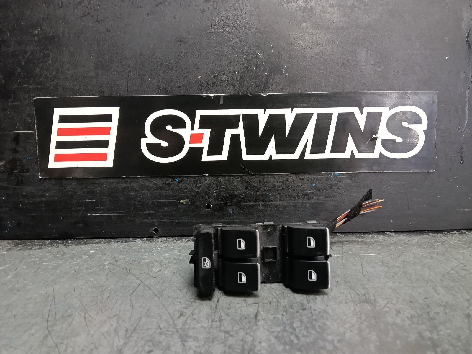 Used auto part listing image: 2014 VOLKSWAGEN GOLF PWR DR WIND SWITCH RH FRONT (MASTER SWITCH), GEN 7, 5DR HATCH, 11/12-08/20 0000431249