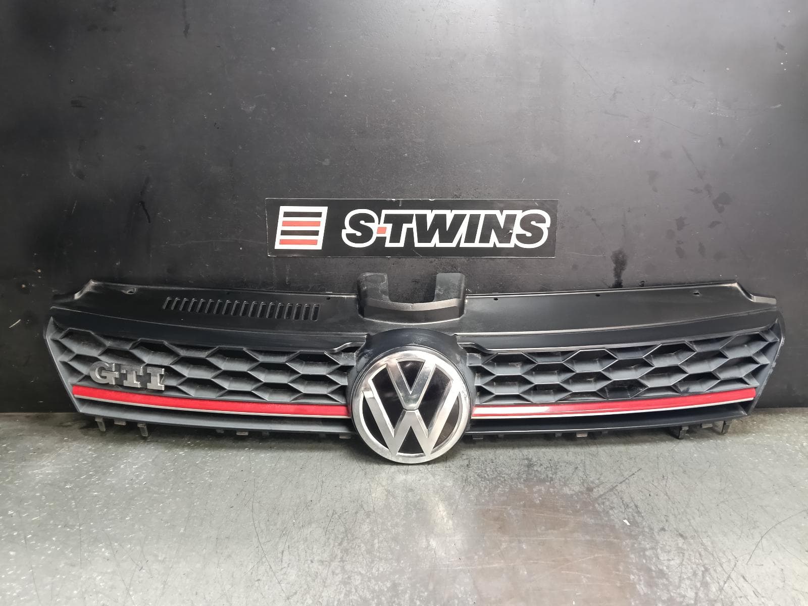 Used auto part listing image: 2014 VOLKSWAGEN GOLF GRILLE RADIATOR GRILLE, GEN 7, GTi/GTi PERFORMANCE, 11/12-03/17 0000431286
