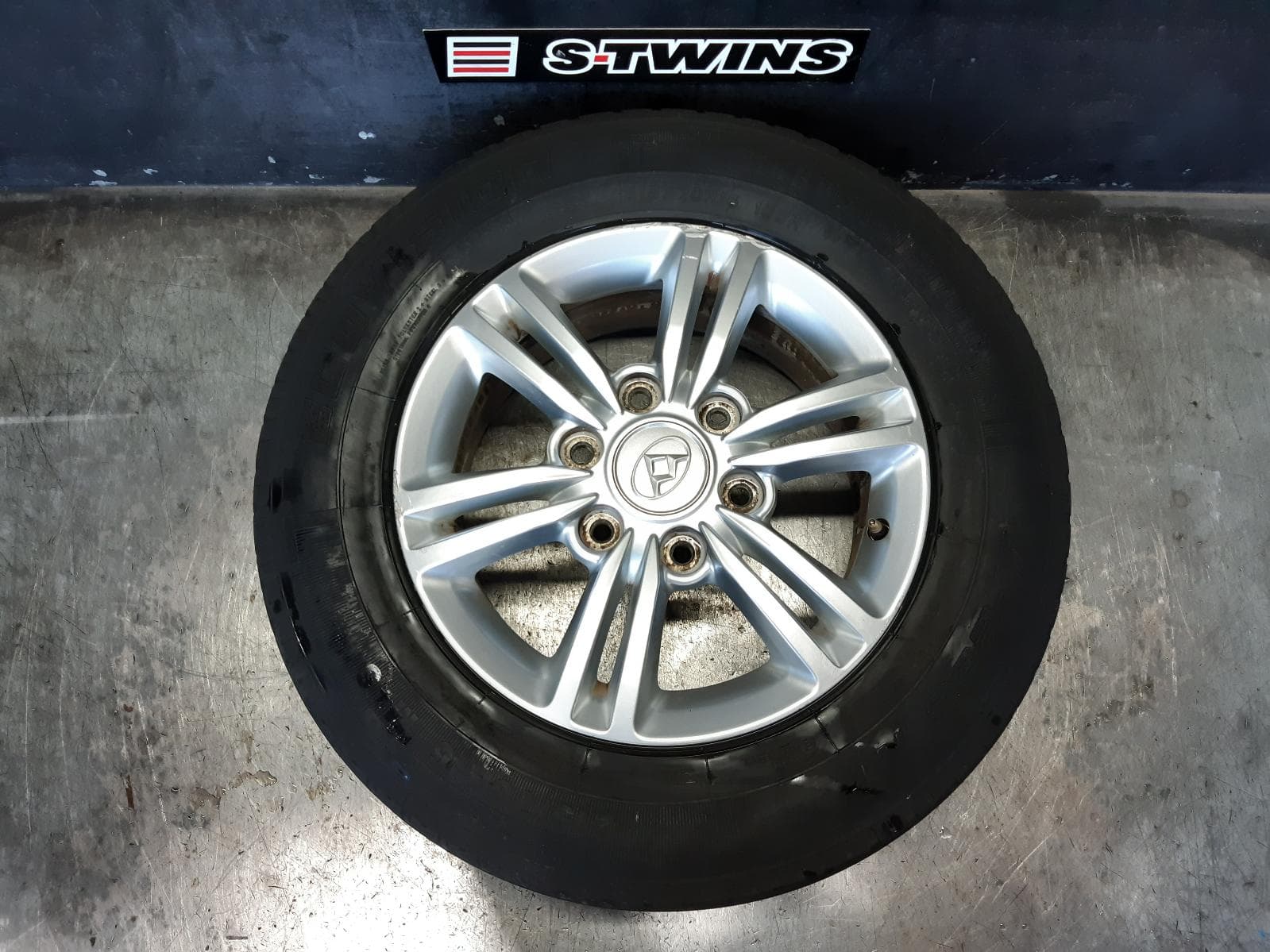 Used auto part listing image: 2019 LDV G10 VAN WHEEL MAG FACTORY, 16X6.5IN, 6 TWIN SPOKE, SV7A/SV7C, 04/15- 0000355524
