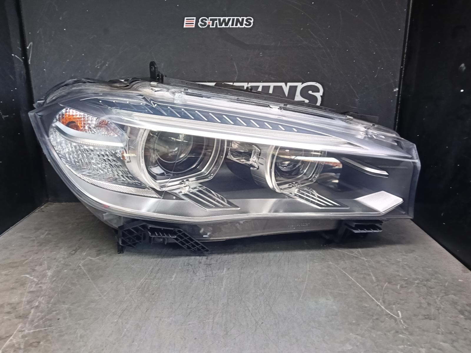 Used auto part listing image: 2015 BMW X5 RIGHT HEADLAMP F15/F85, BI-XENON TYPE, 09/13-07/18 0000400334