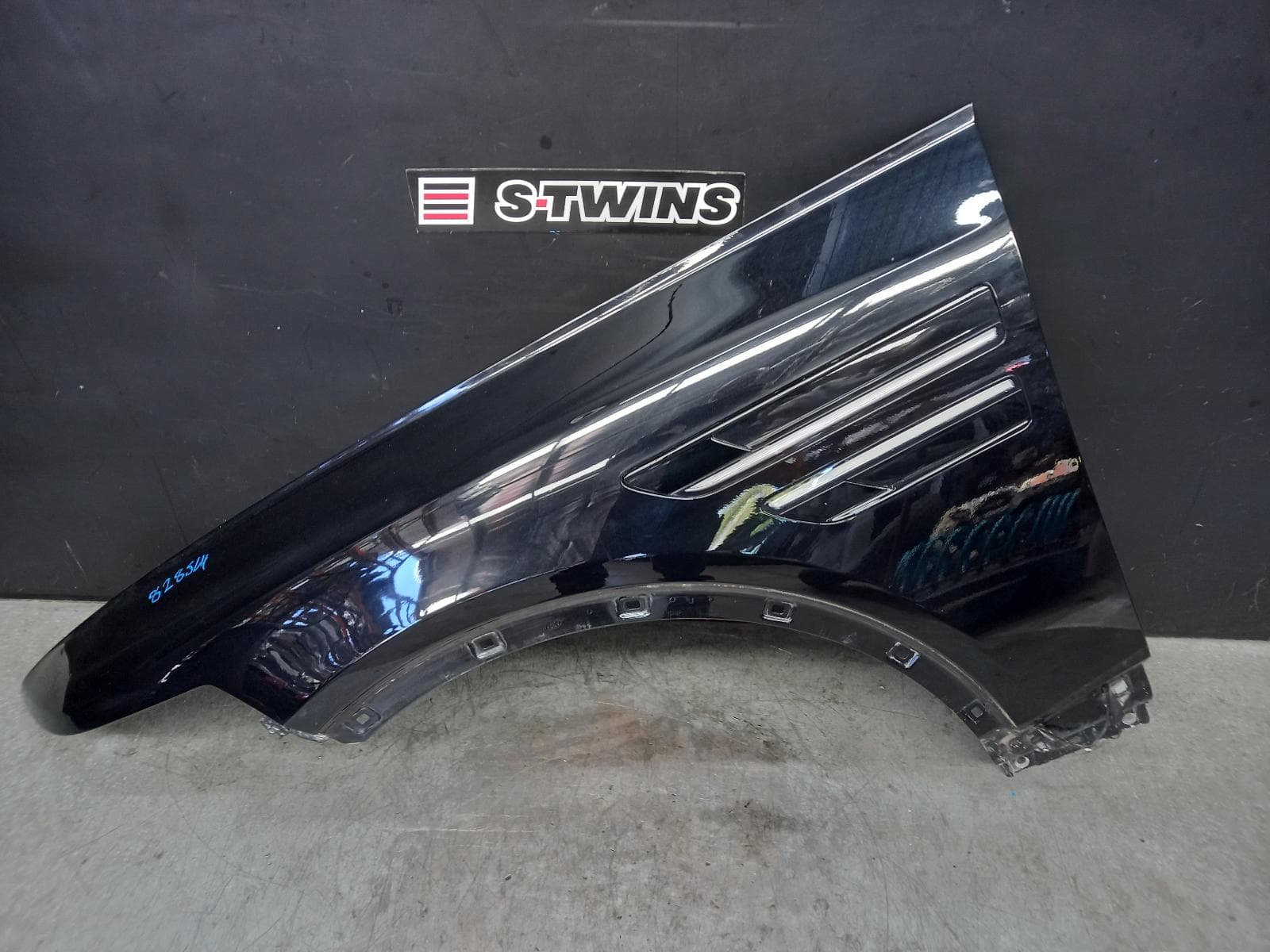 Used auto part listing image: 2022 GENESIS GV80 LEFT GUARD V1, 06/20- 0000383921