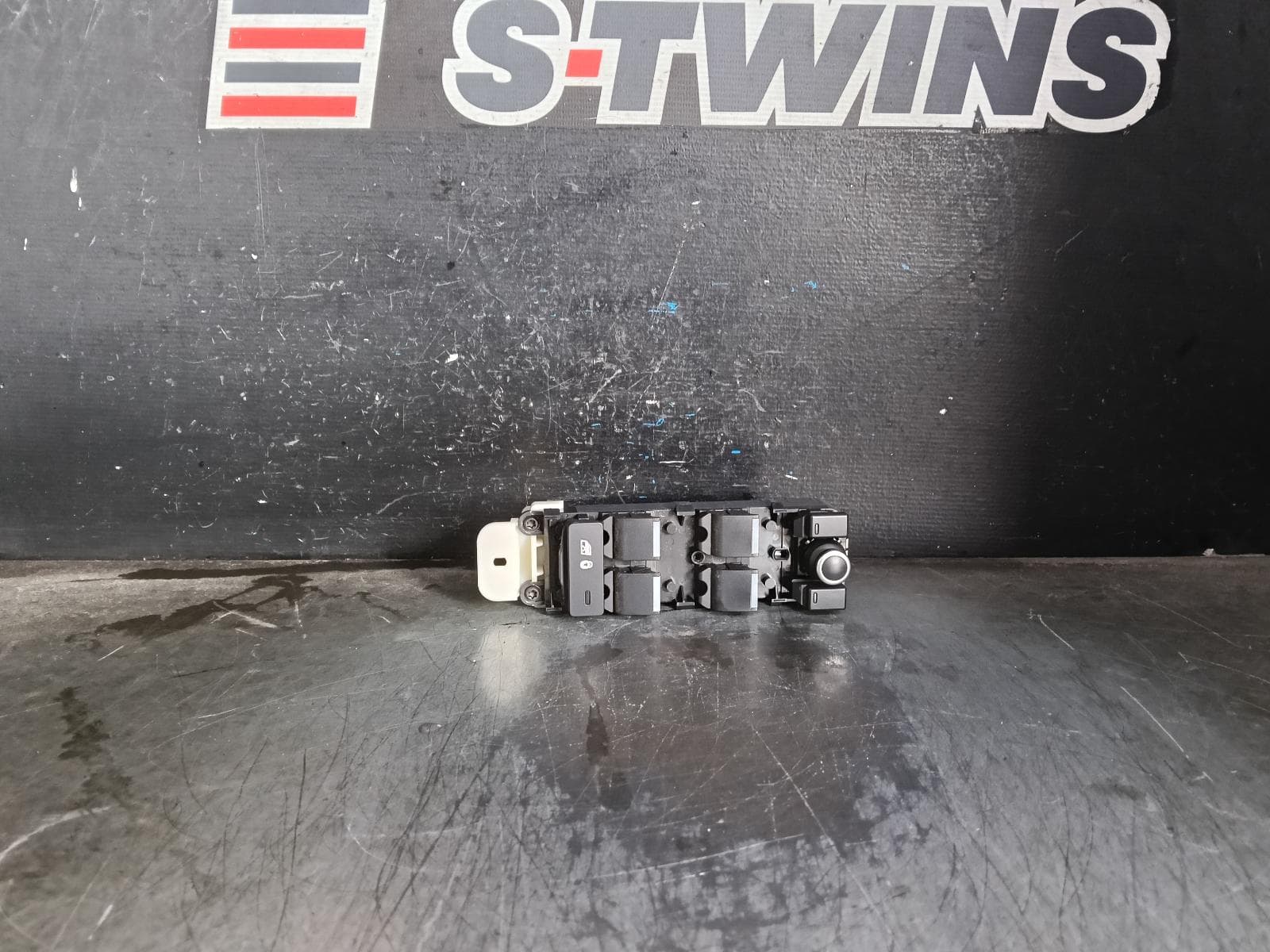 Used auto part listing image: 2020 LAND ROVER DISCOVERY PWR DR WIND SWITCH RH FRONT (MASTER SWITCH), L462, 12/16- 0000431182