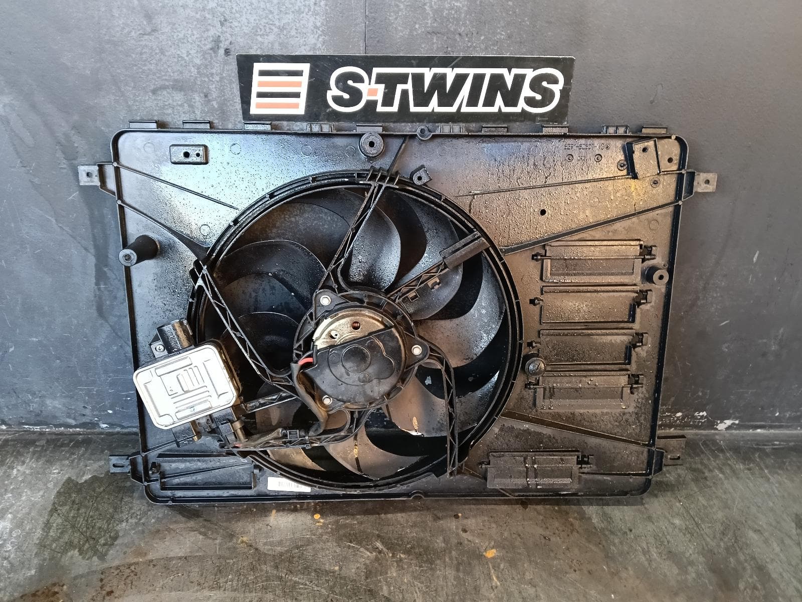 Used auto part listing image: 2016 VOLVO XC60 FAN DZ, SINGLE FAN ASSY, PETROL, 2.0, CH 124400-184271, 03/11-04/17 0000393961